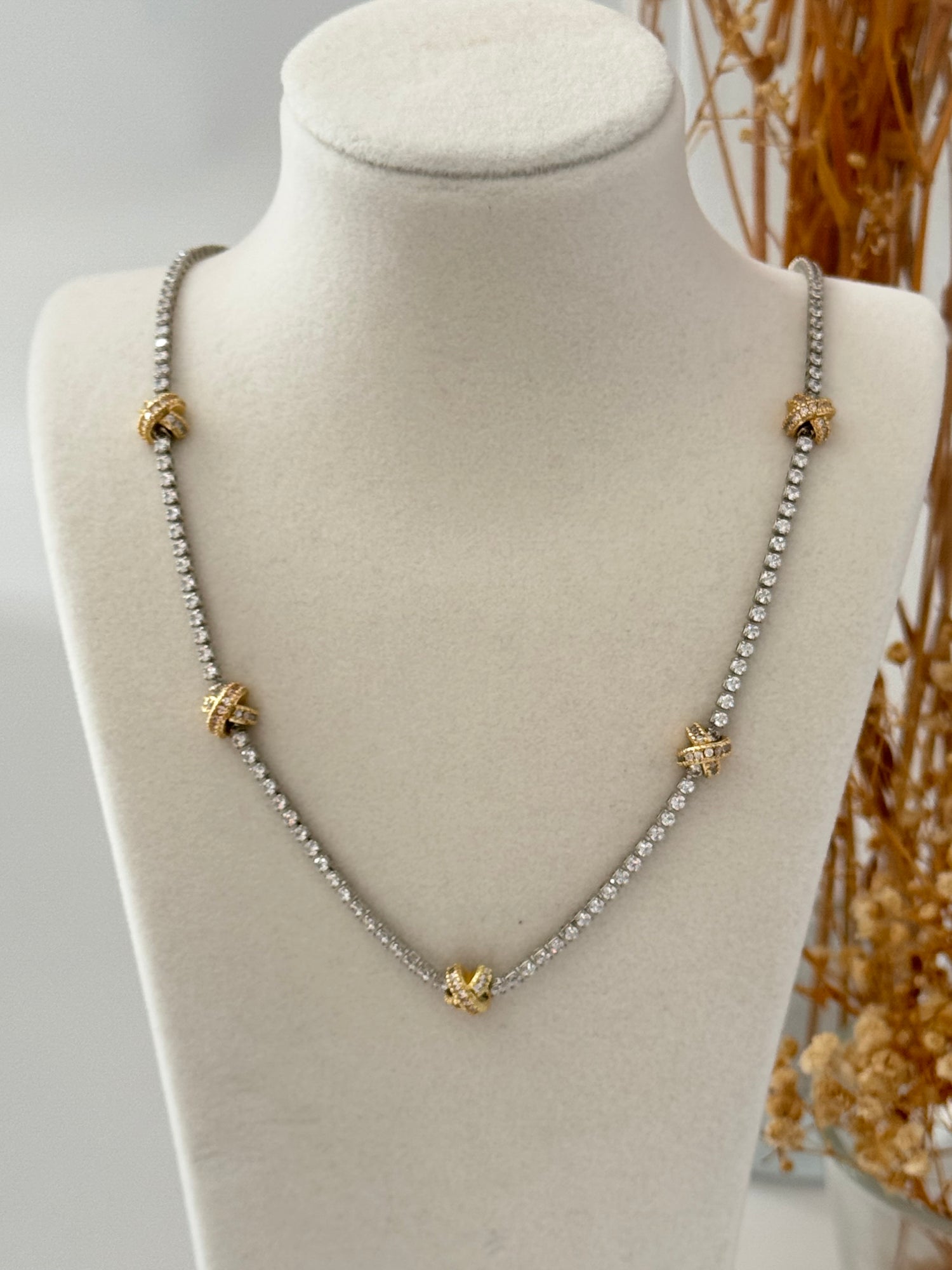 İTHAL ZİRKON TAŞLI ÇARPI DETAYLI SİLVER SU YOLU KOLYE