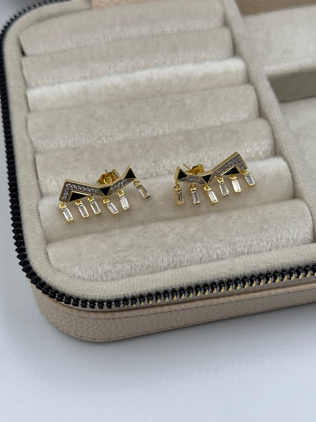 İTHAL SİYAH RENKLİ SALLANTILI GOLD KÜPE