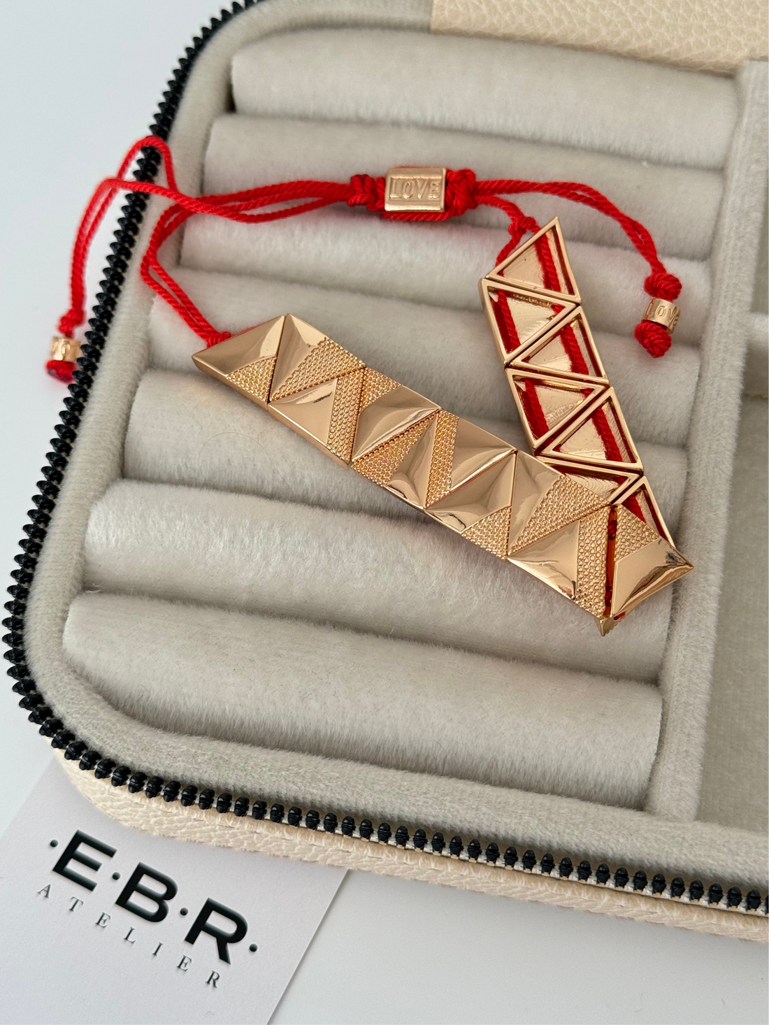 İTHAL ÜÇGEN DETAYLI GOLD KIRMIZI İPLİ BİLEKLİK