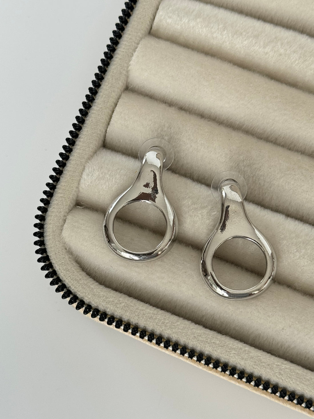 İTHAL DETAYLI SİLVER KÜPE