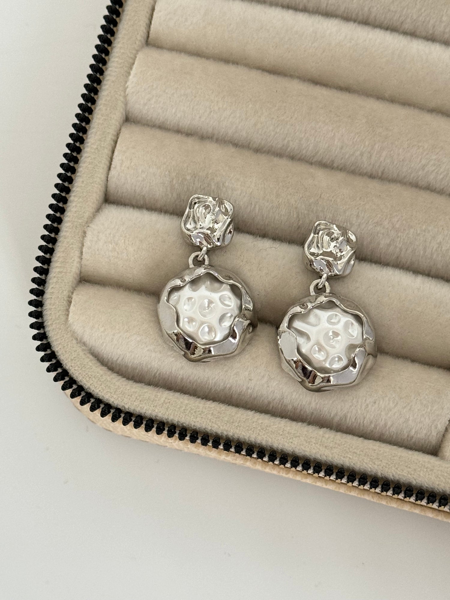 İTHAL İNCİ DETAYLI SİLVER KÜPE