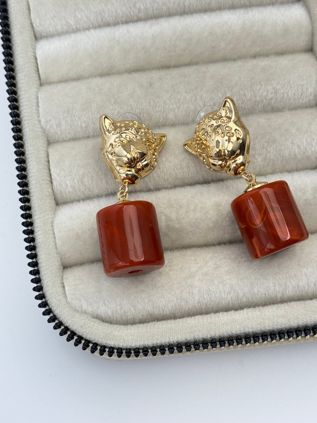 İTHAL KAPLAN DETAYLI KİREMİT TAŞLI KÜPE