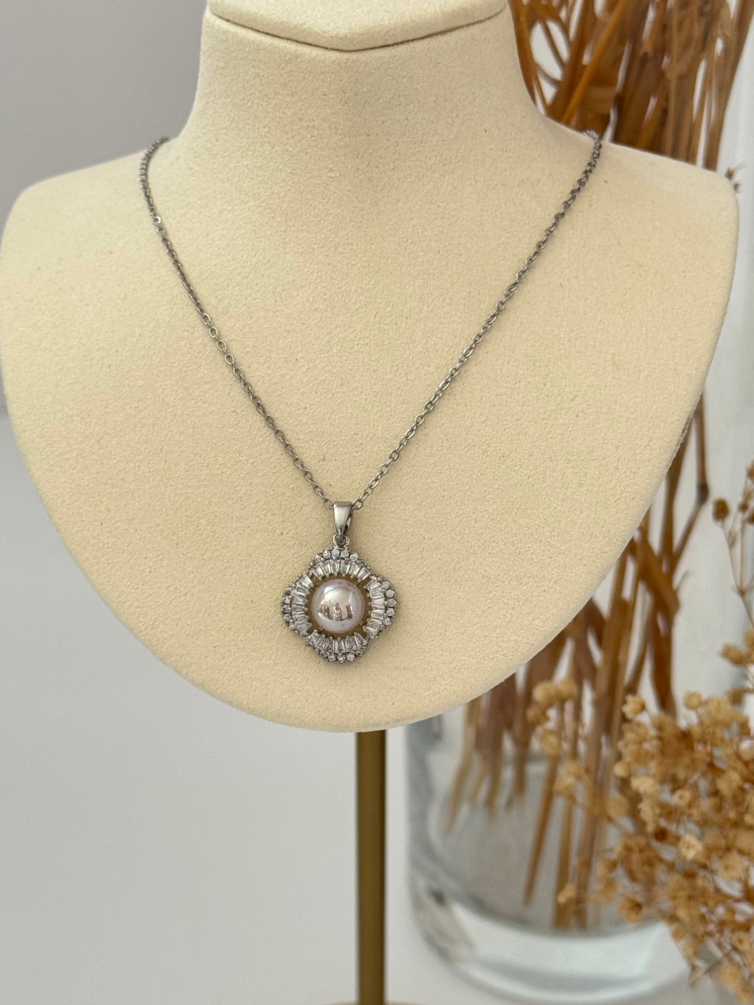 ÇİÇEK DETAYLI SİLVER ÇELİK KOLYE