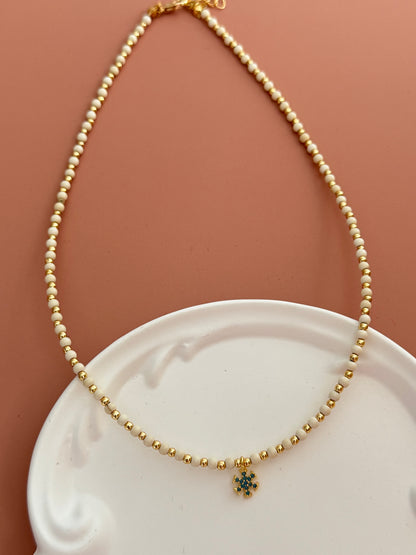 EİRA KAR TANESİ KREM BONCUKLU ALTIN KAPLAMA DETAYLI KOLYE