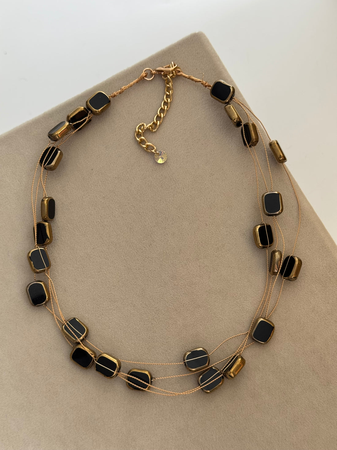 VARA SİYAH KARE TAŞLI GOLD KOLYE