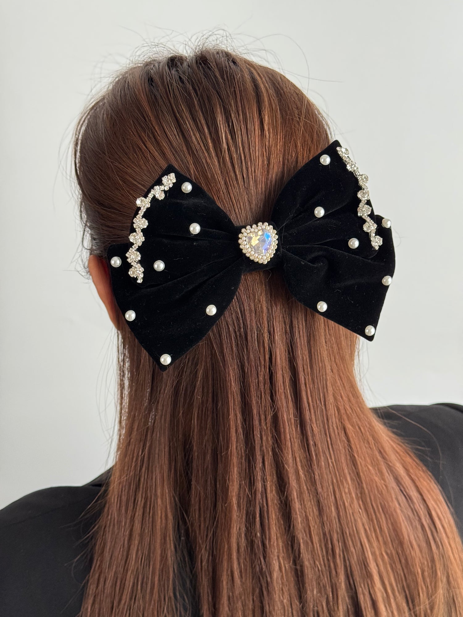 İTHAL SİYAH KADİFE KALP DETAYLI FİYONK TOKA