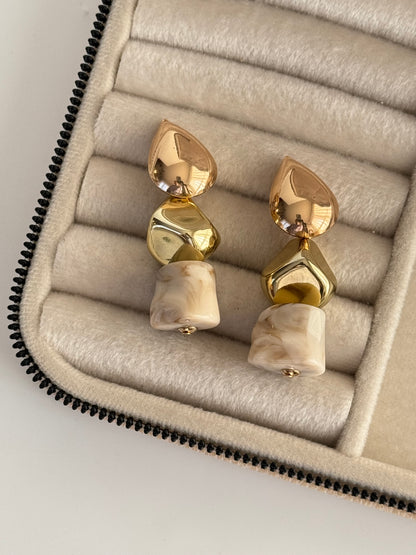 İTHAL MARKA MODEL KREM TAŞLI KÜPE