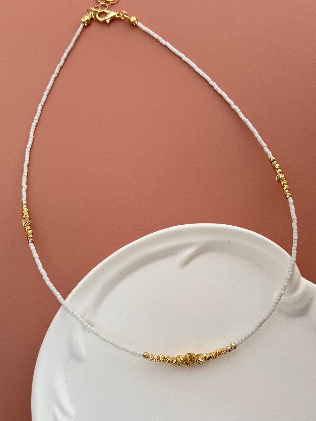 VEDA ALTIN KAPLAMA DORİKA DETAYLI BEYAZ BONCUK KOLYE