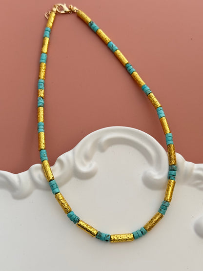 EVOA ALTIN KAPLAMA DETAYLI MAVİ DOĞAL TAŞLI KOLYE