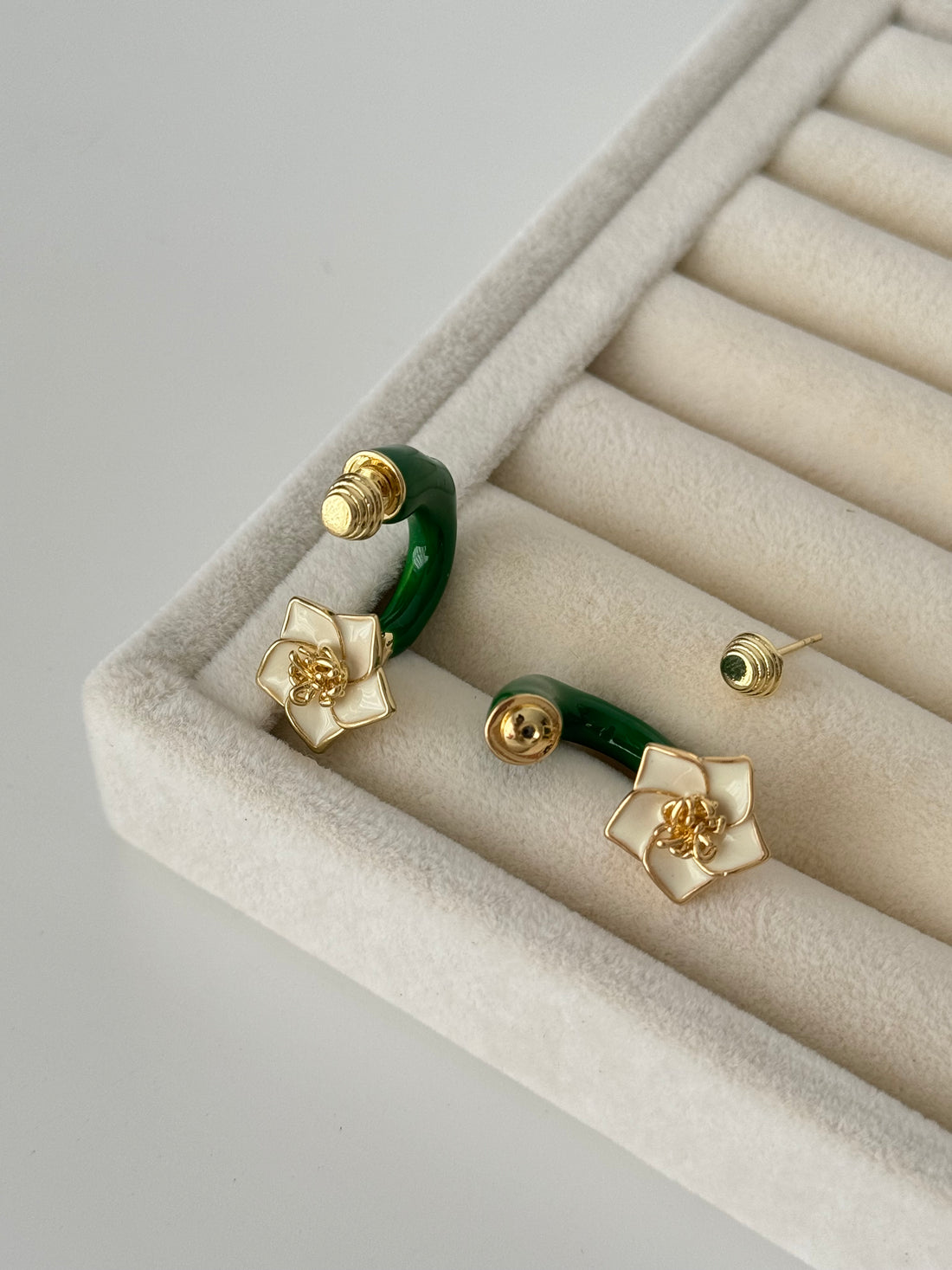 İTHAL YEŞİL MİNELİ ÇİÇEK DETAYLI MARKA MODEL GOLD KÜPE