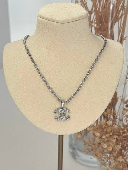 TAŞ DETAYLI MARKA MODEL SİLVER ÇELİK KOLYE