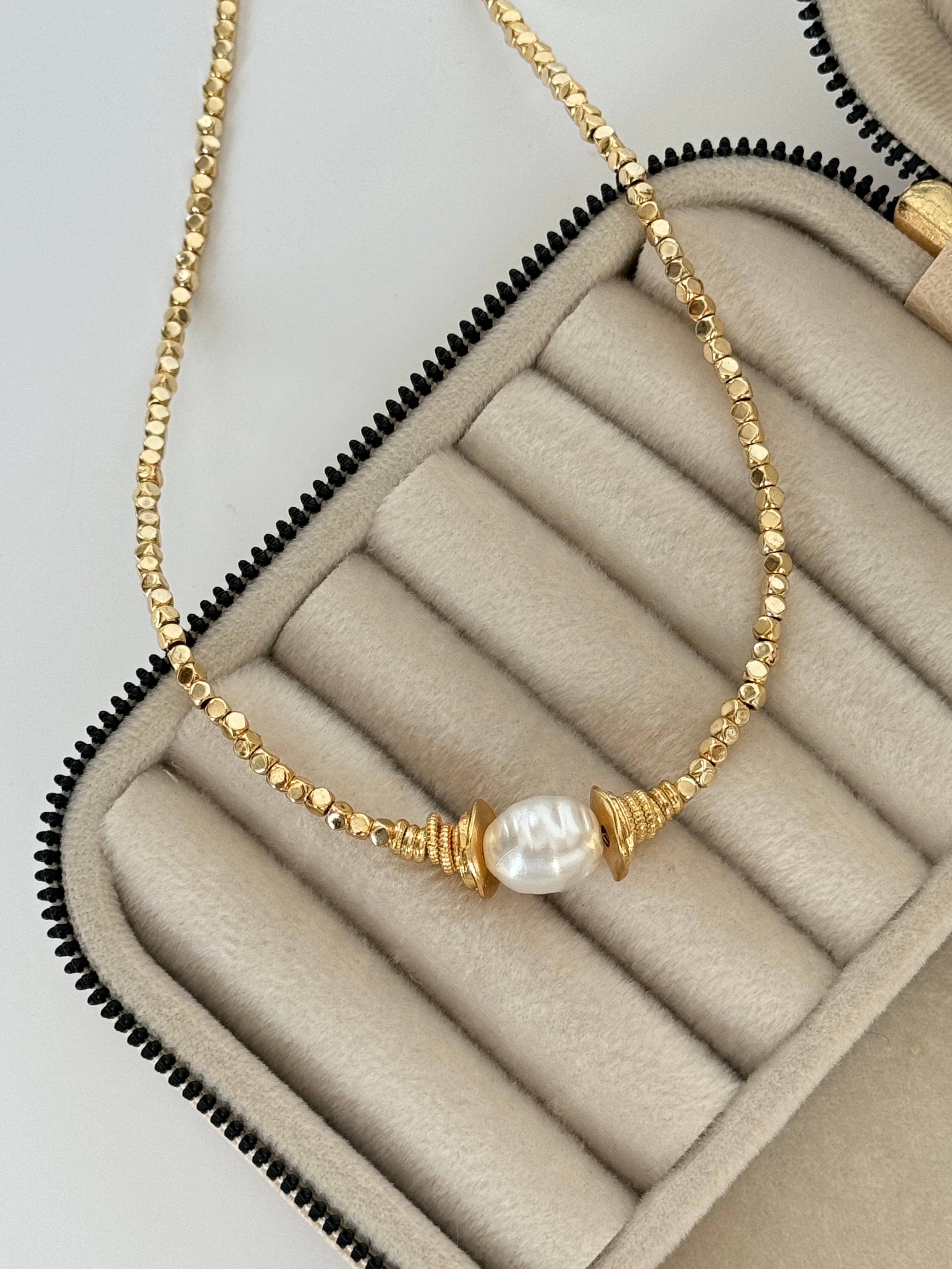 İTHAL İNCİ DETAYLI GOLD KÜP KOLYE