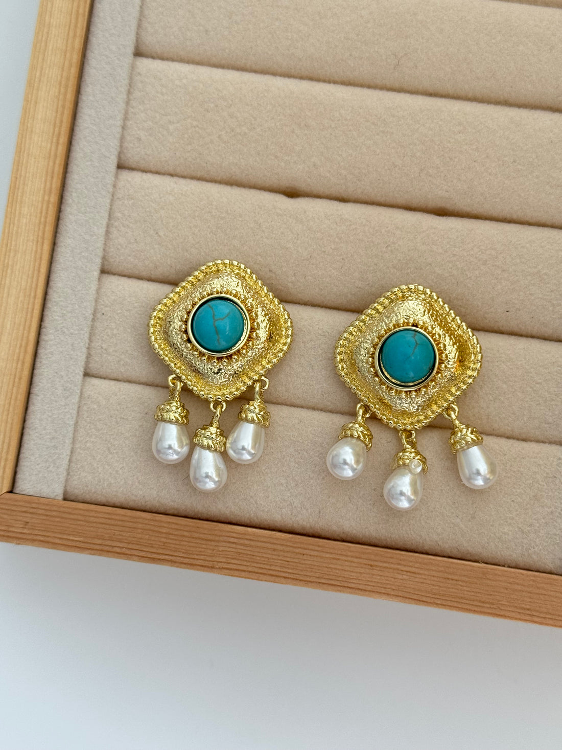 LUNE SALLANTILI İNCİ DETAYLI GOLD KÜPE