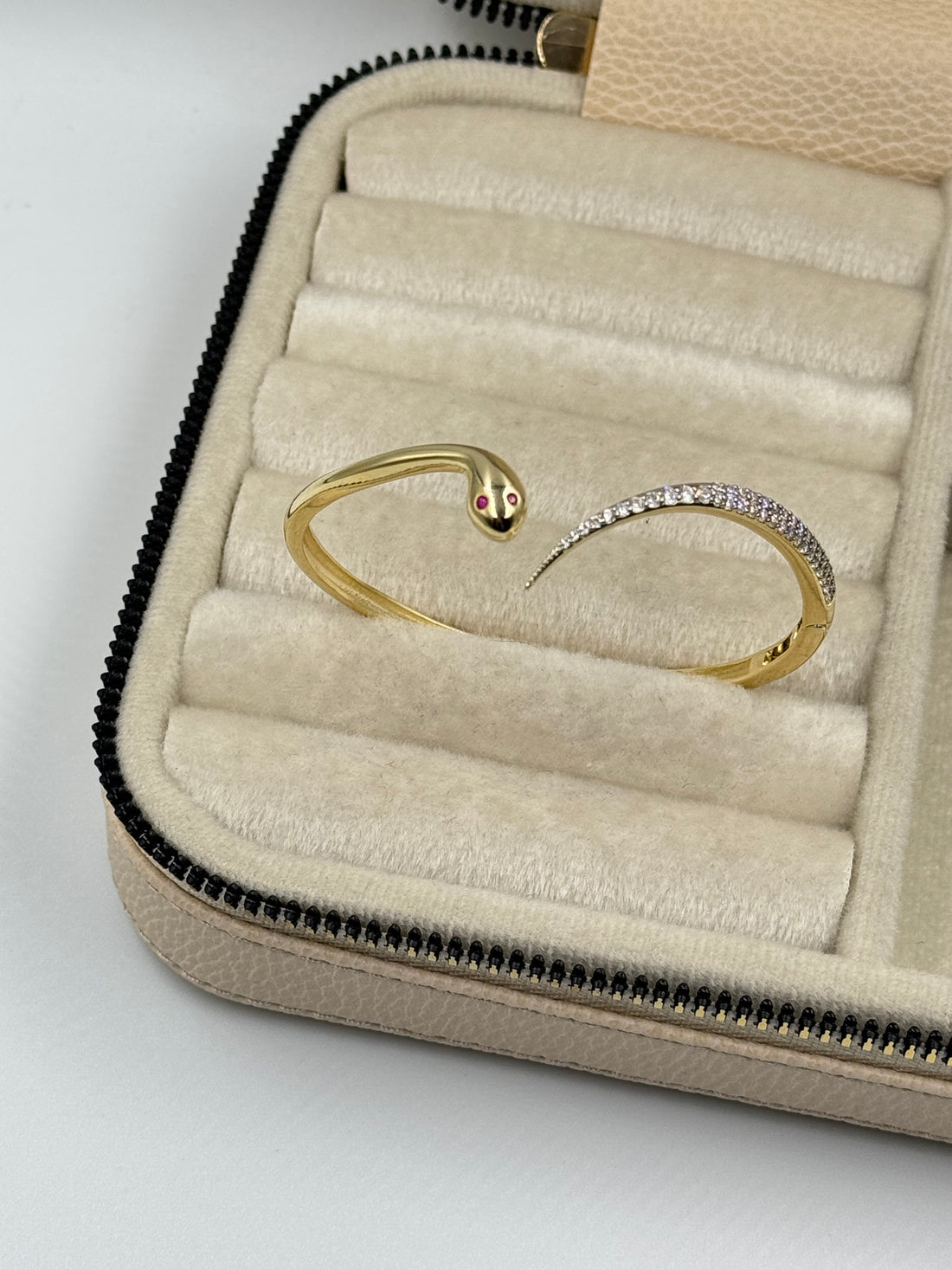 İRHAL ARI DETAYLI GOLD KELEPÇE BİLEZİK