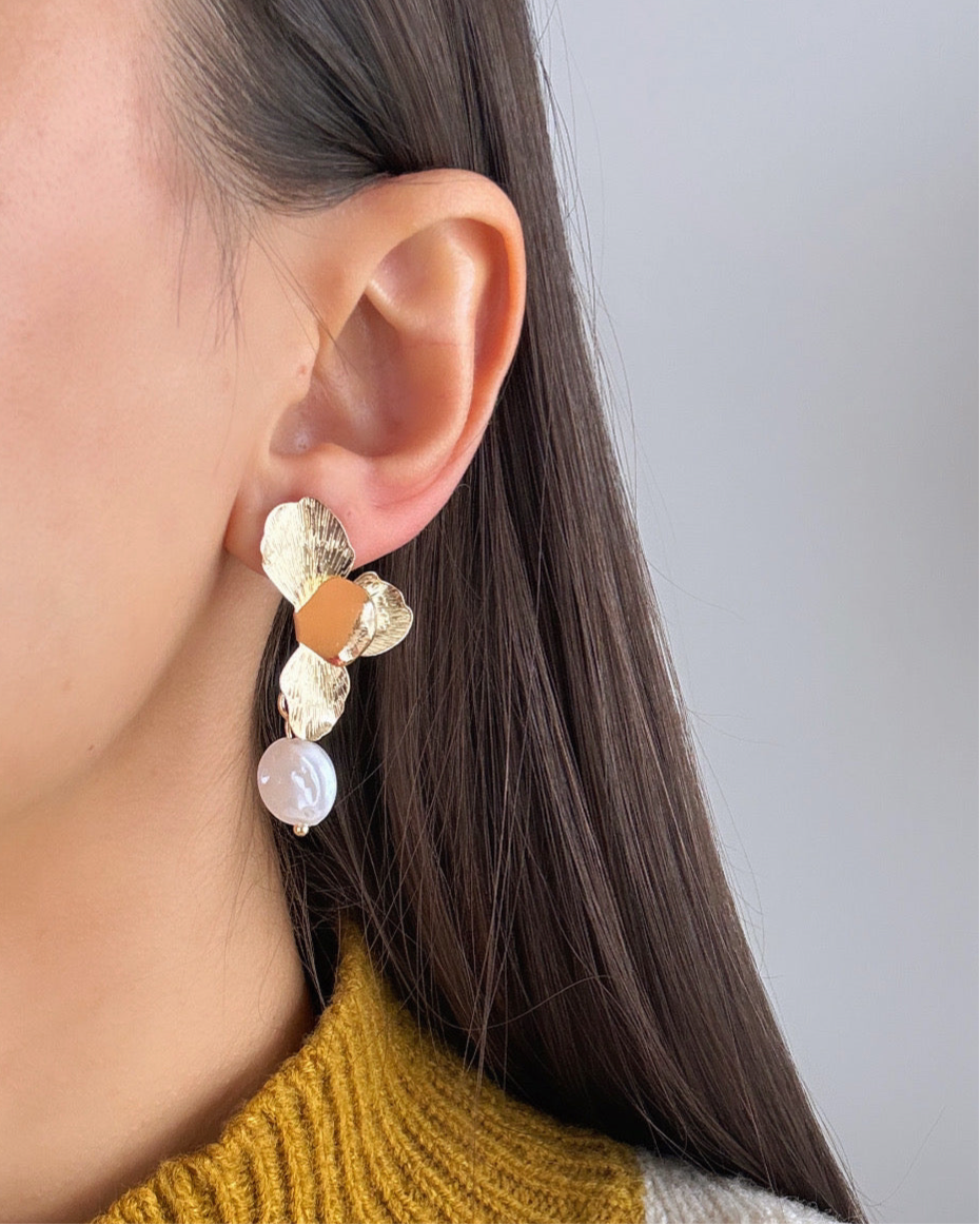 PERRAN İTHAL İNCİ DETAYLI GOLD ÇİÇEK KÜPE