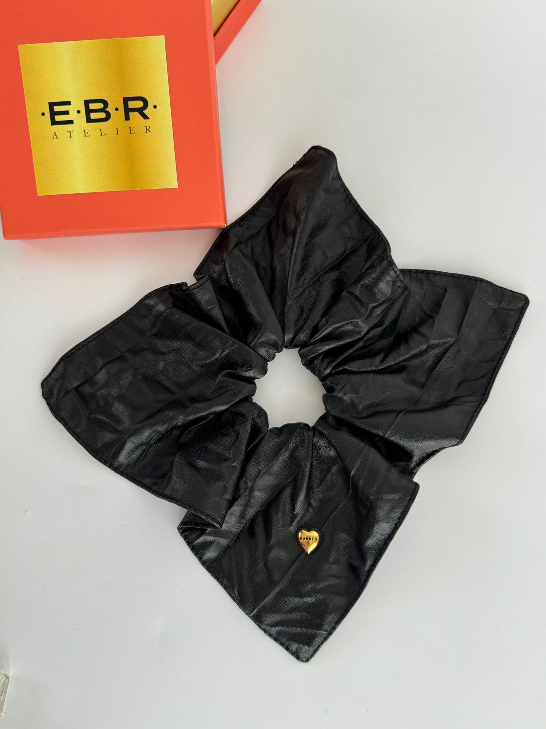 İTHAL DERİ GÖRÜNÜMLÜ KARE FORM SİYAH LASTİK TOKA