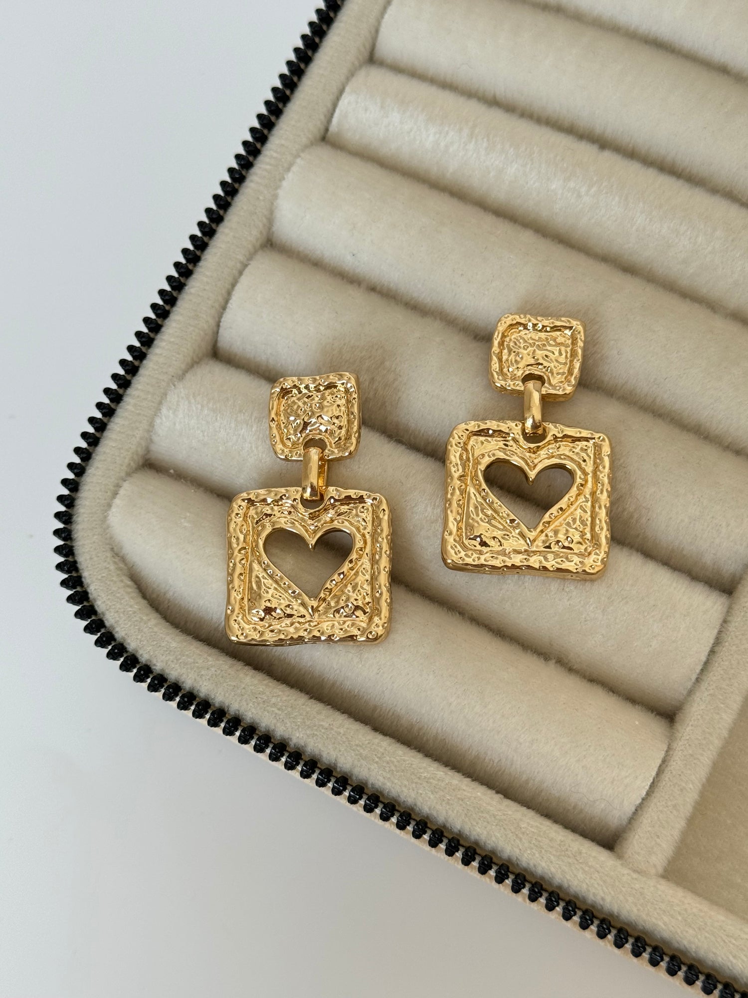 İTHAL KALP DETAYLI GOLD KÜPE