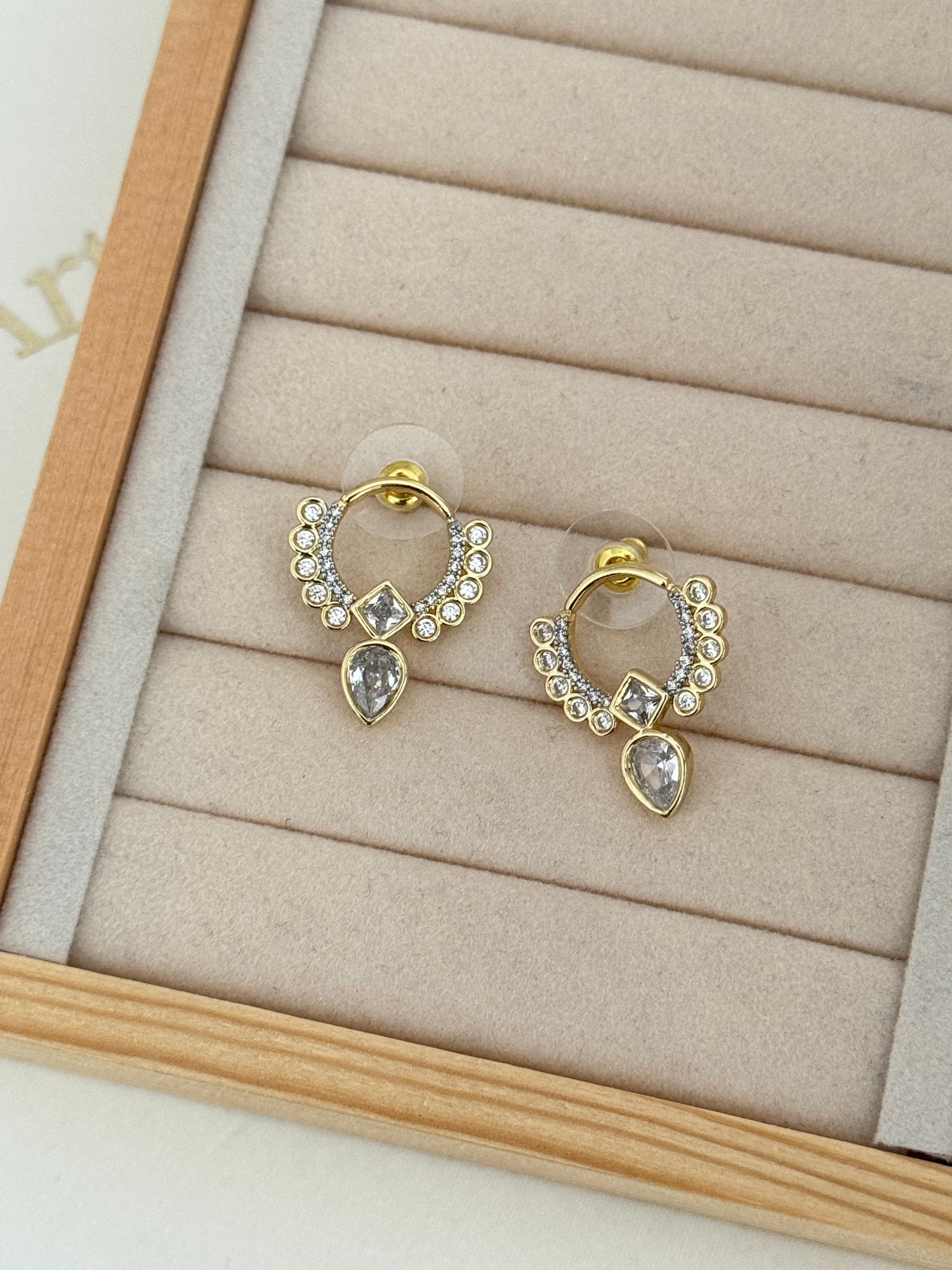 LUME TAŞ DETAYLI GOLD KÜPE