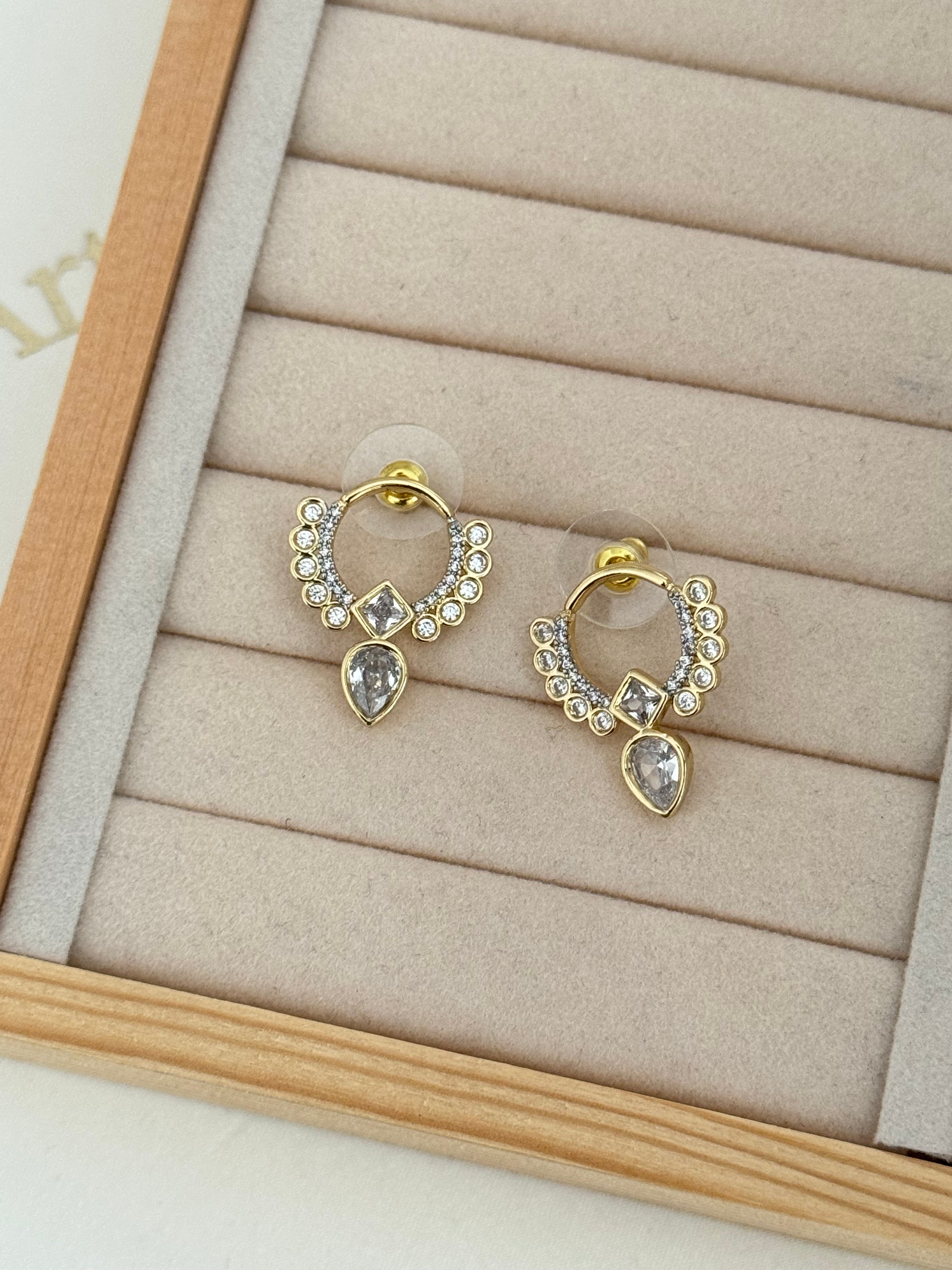 LUME TAŞ DETAYLI GOLD KÜPE