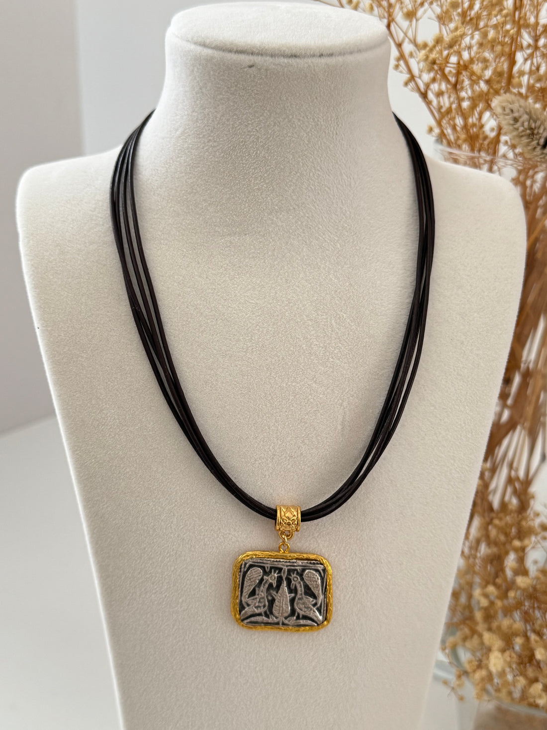 ANTİK DESENLİ DERİ İPLİ ALTIN KAPLAMA KOLYE