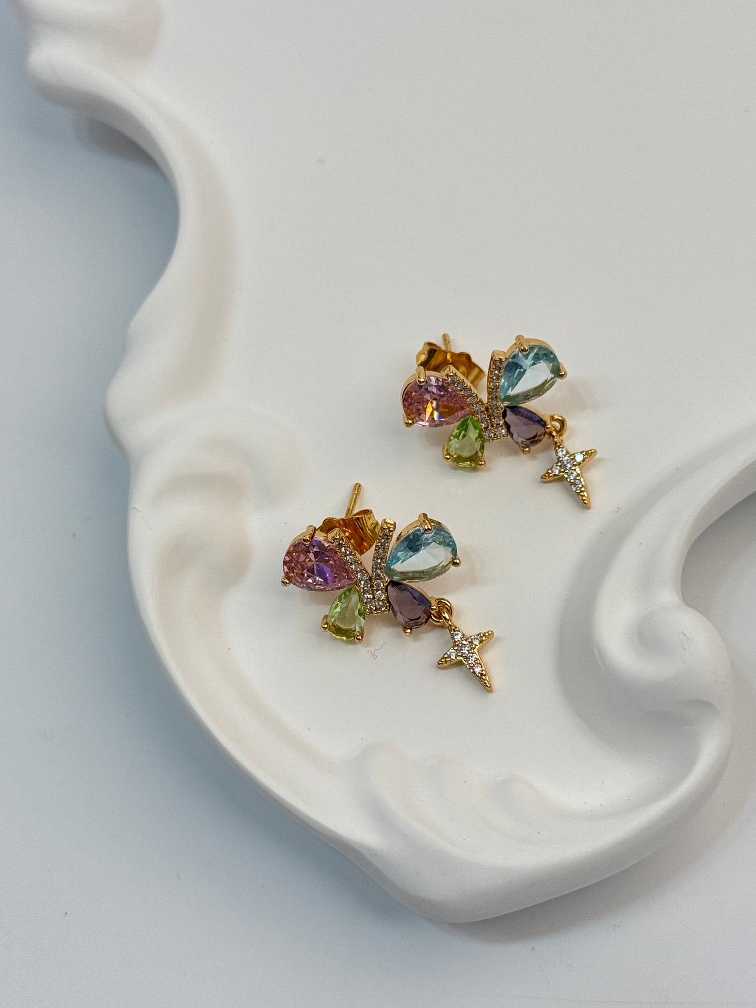 RENKLİ TAŞLI GOLD KELEBEK KÜPE