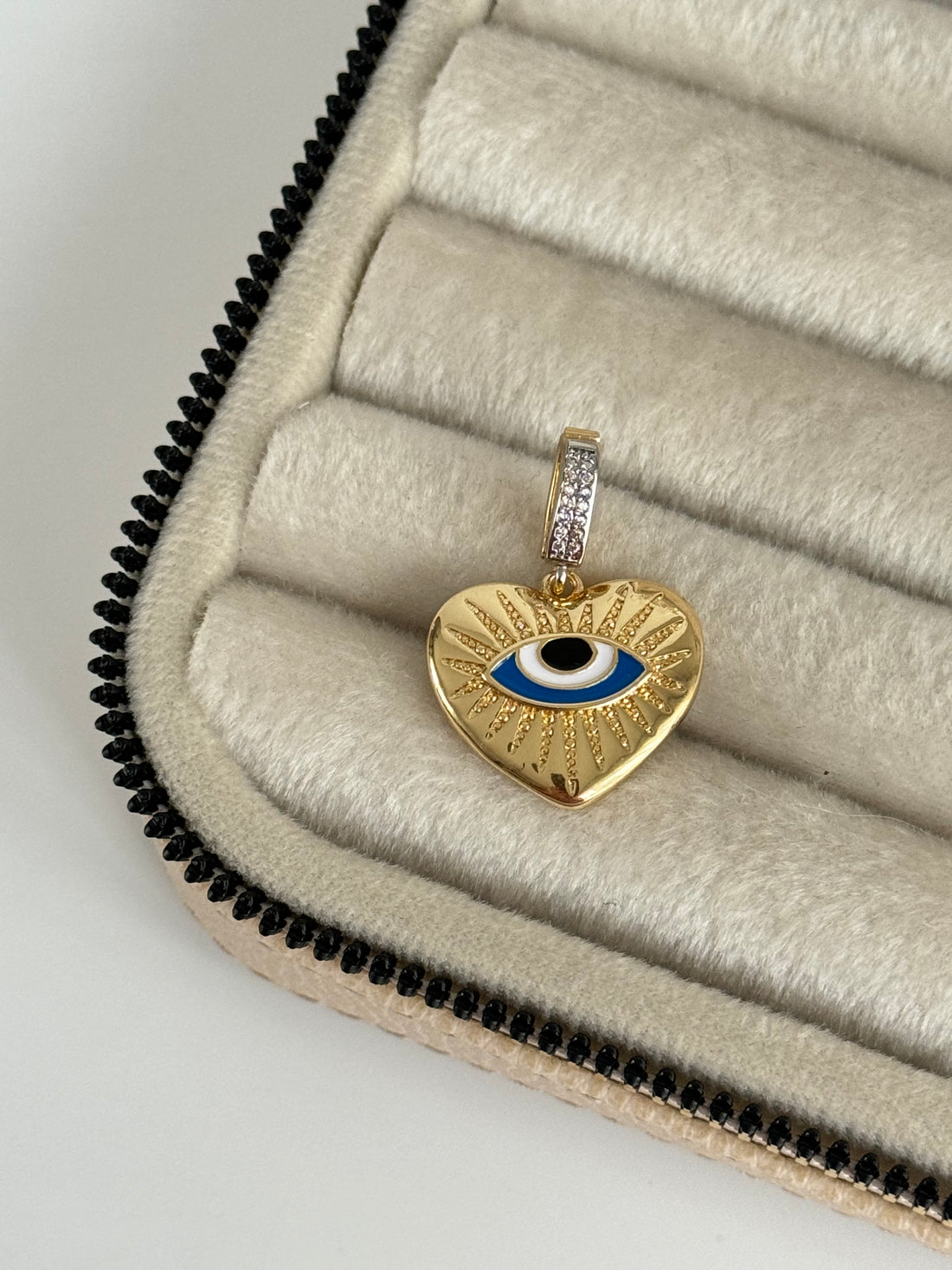 İTHAL KALPLİ GÖZ DETAYLI DETAYLI GOLD CHARM