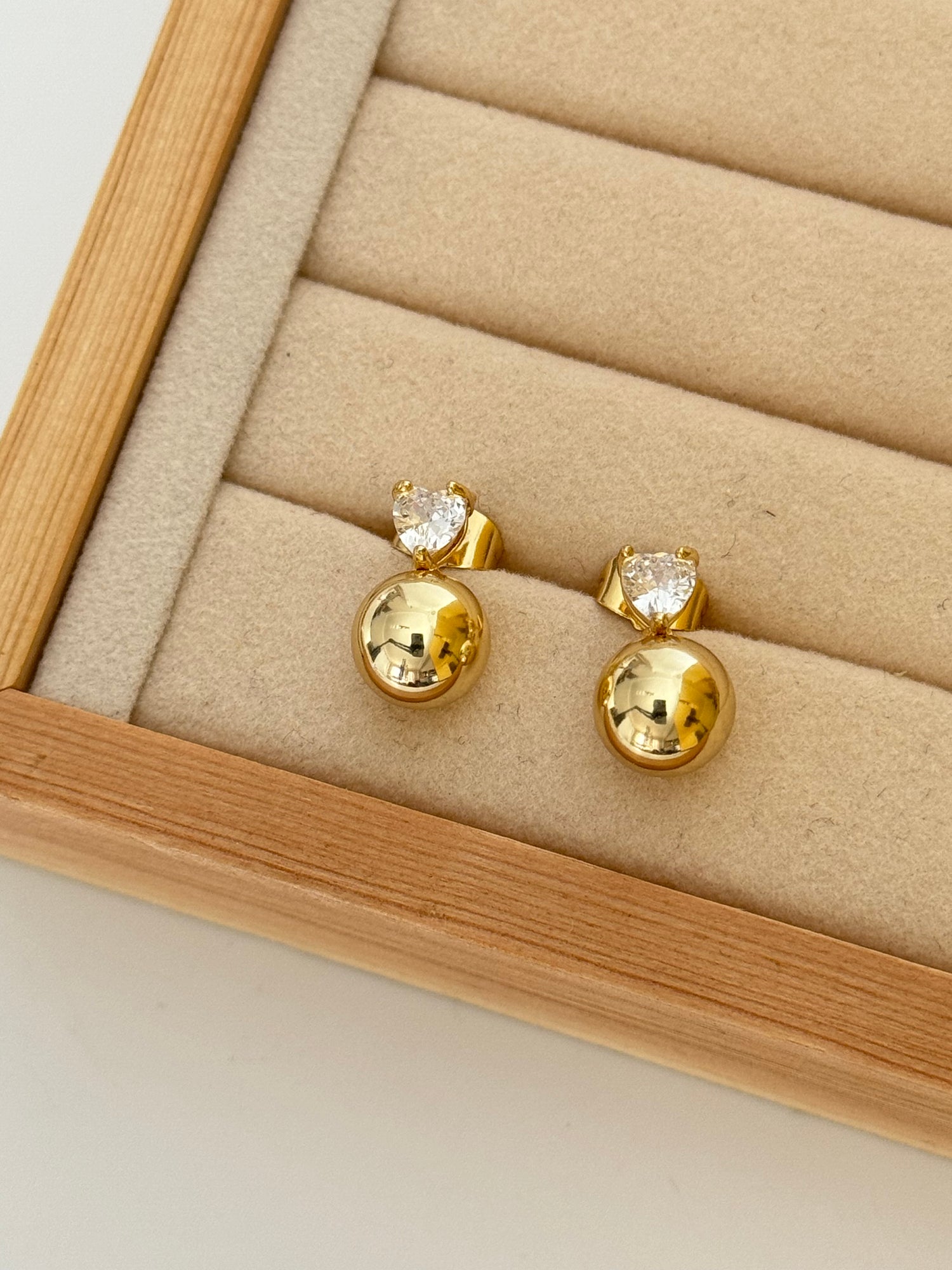 LİLOA KALP TAŞ DETAYLI GOLD TOP KÜPE