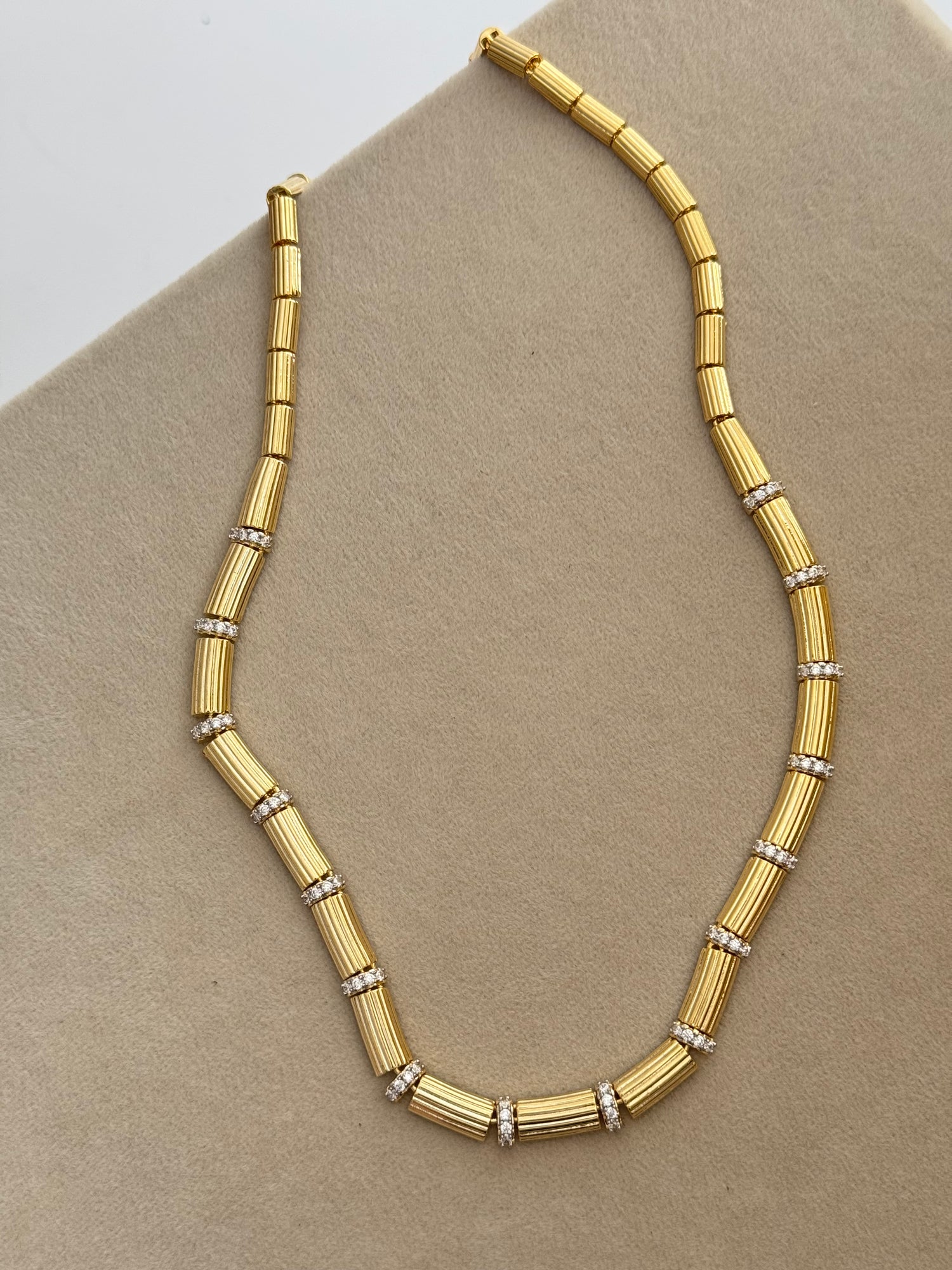 AMEA TAŞ DETAYLI GOLD KOLYE