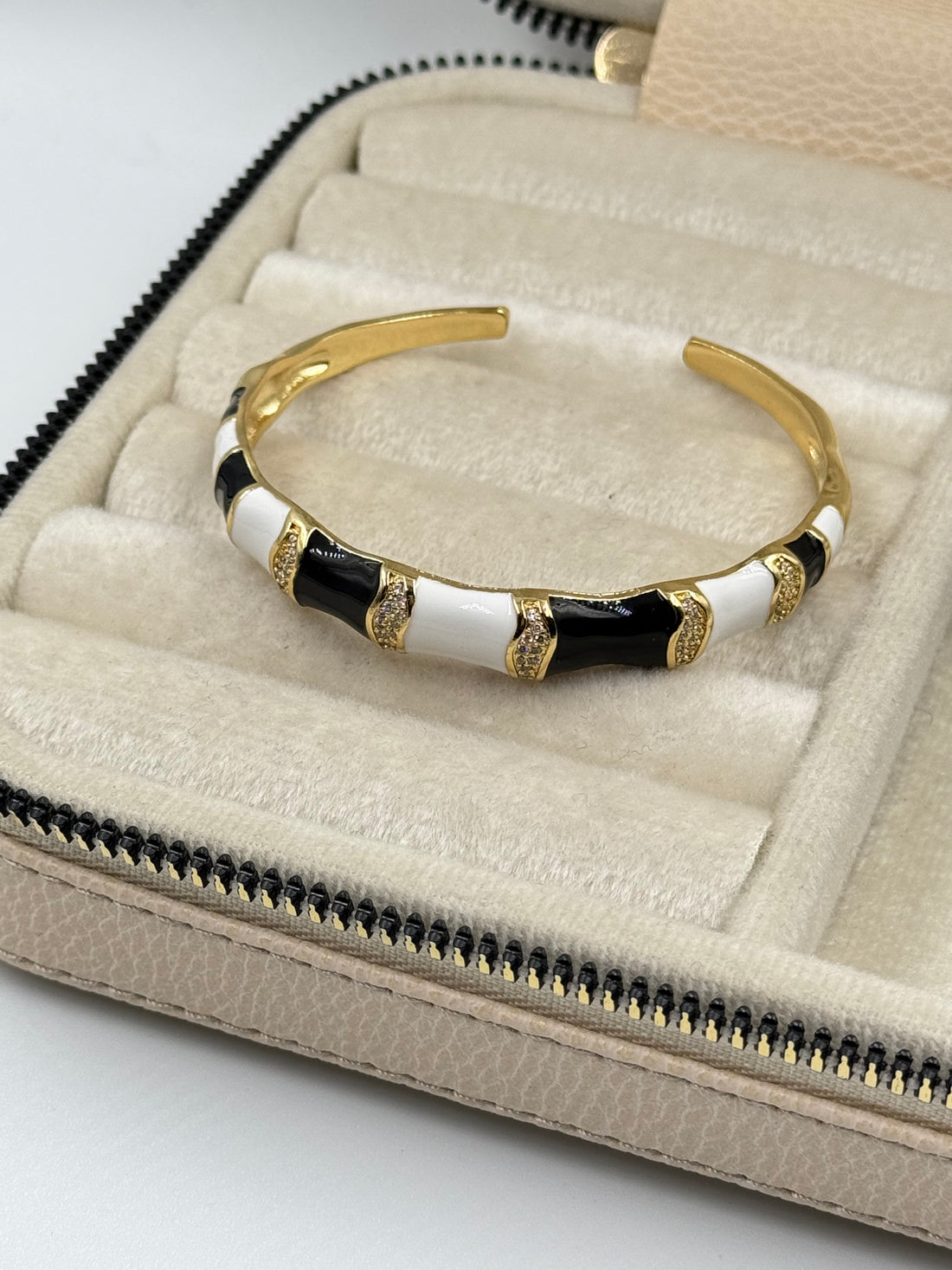 İTHAL SİYAH BEYAZ MİNELİ RENKLİ TAŞ DETAYLI GOLD KELEPÇE BİLEZİK