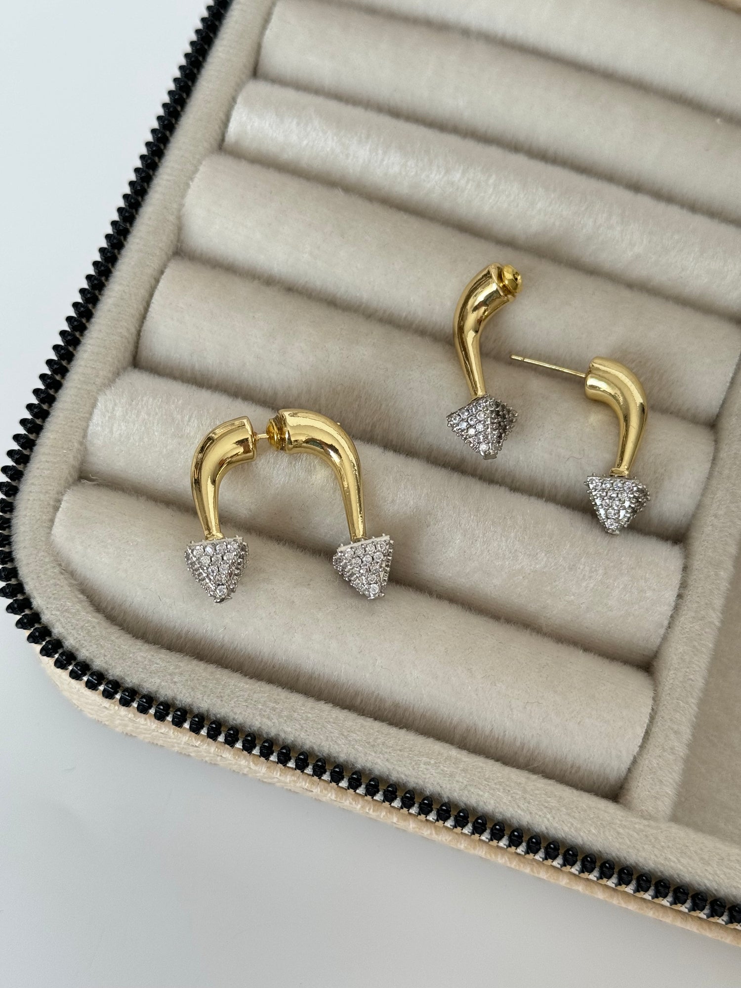 İTHAL MARKA MODEL ÇİVİ DETAYLI SİLVER TAŞ DETAYLI GOLD KÜPE