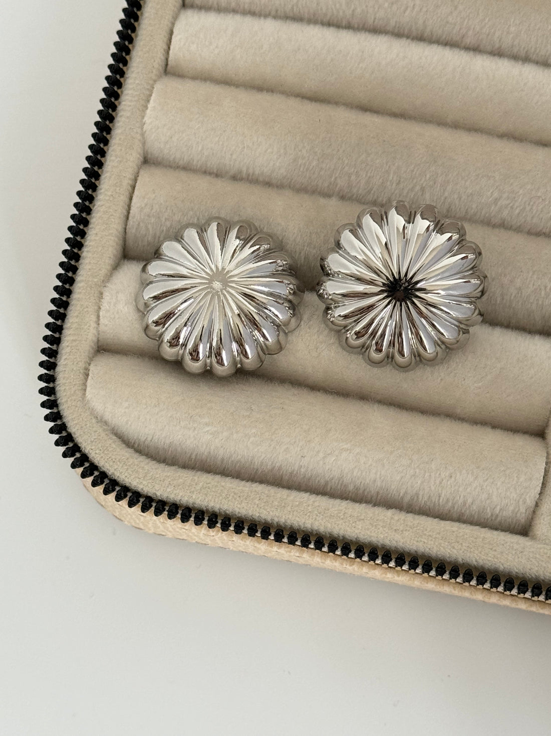 İTHAL DETAYLI SİLVER KÜPE