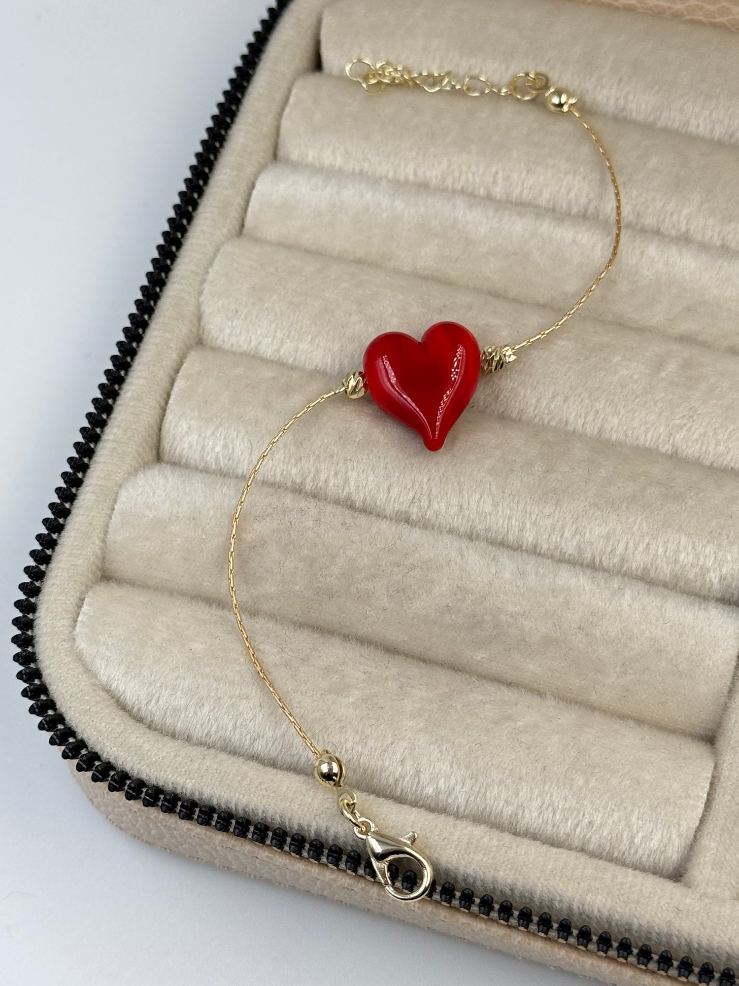 İTHAL KIRMIZI KALP CAM BONCUK DETAYLI BİLEKLİK