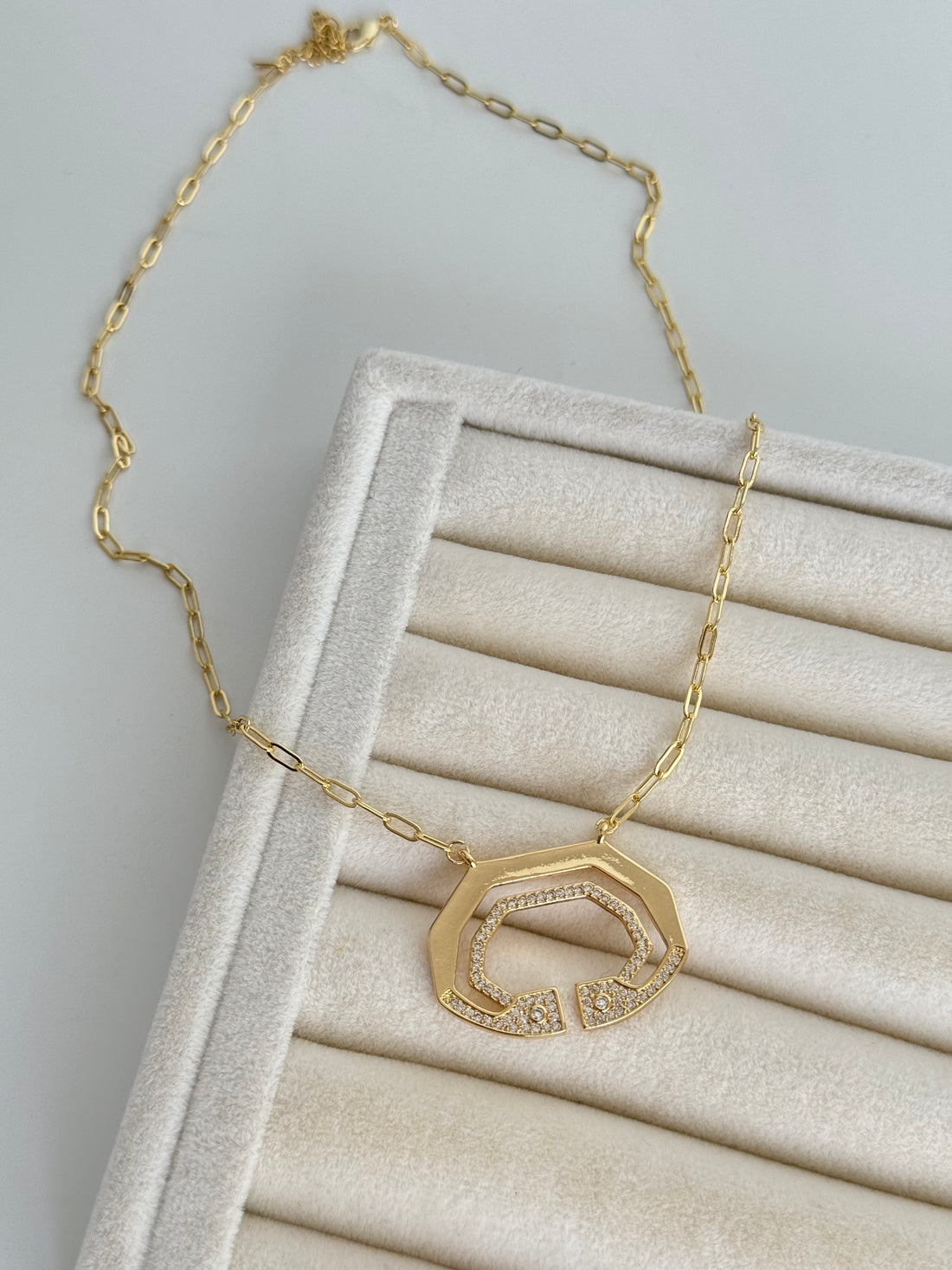 OMRA GEOMETRİK DETAYLI GOLD KOLYE