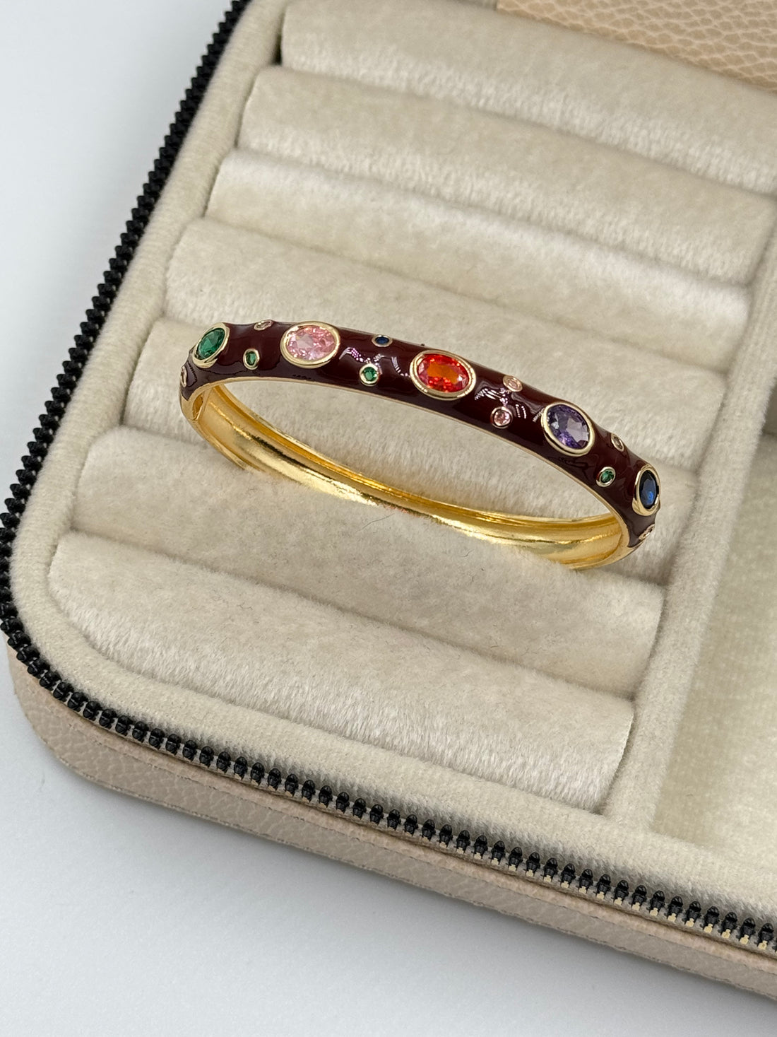 İTHAL BORDO MİNELİ RENKLİ TAŞ DETAYLI GOLD KELEPÇE BİLEZİK