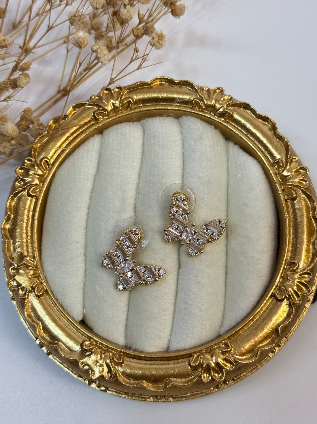 İTHAL KELEBEK DETAYLI MİNİMAL GOLD KÜPE