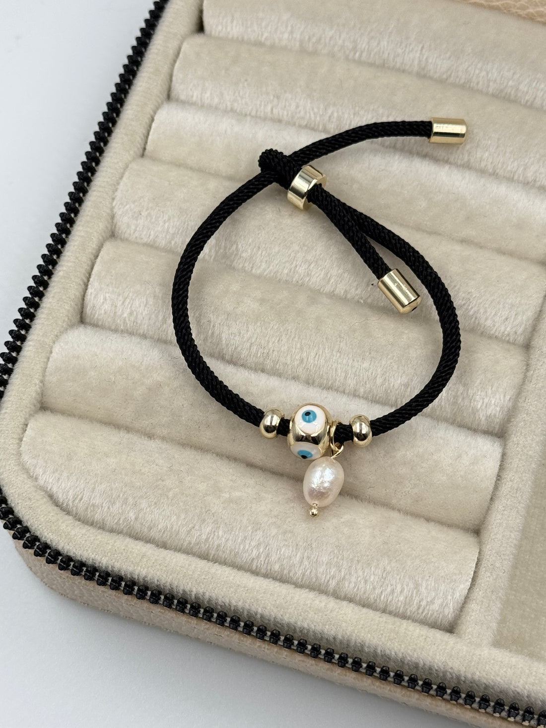 İTHAL NAZAR BONCUKLU İNCİ DETAYLI SİYAH İPLİ AYARLANABİLİR BİLEKLİK