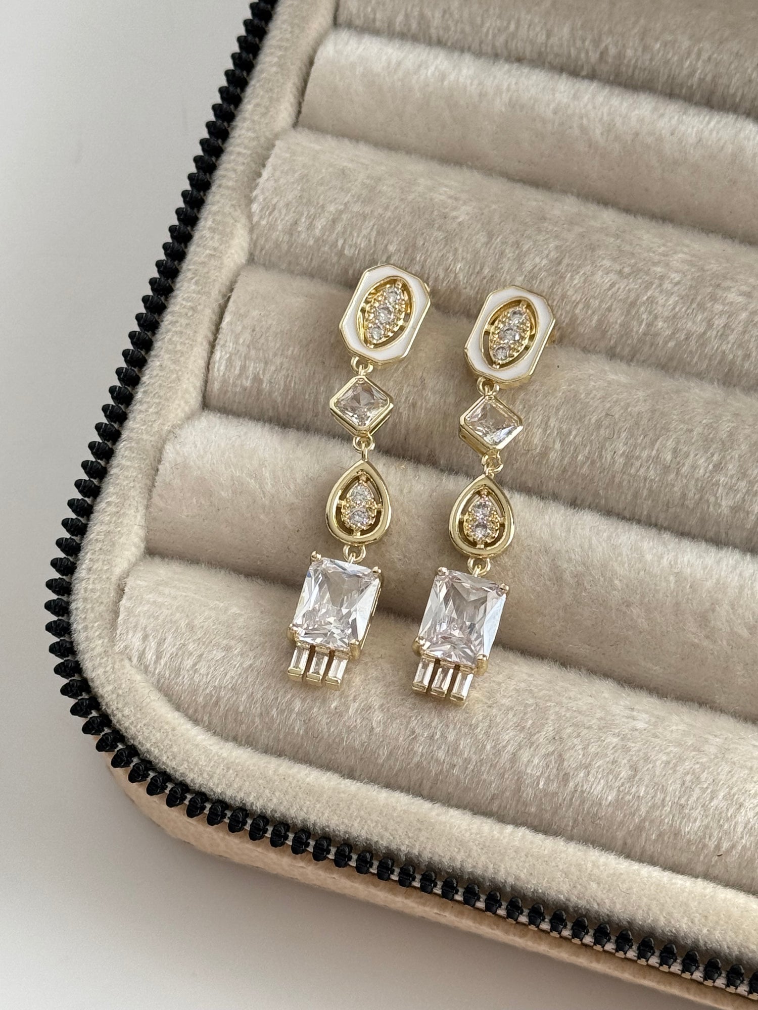 İTHAL BAGET TAŞLI GOLD KÜPE