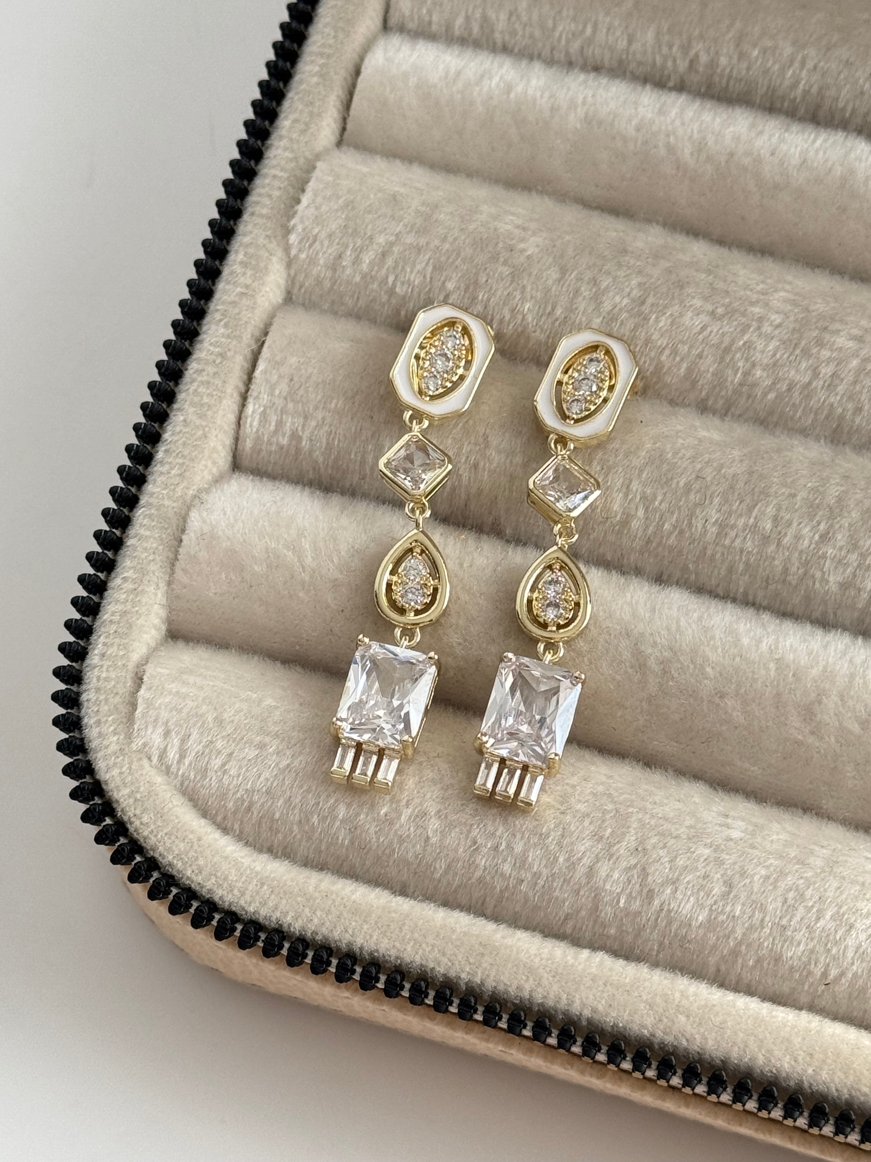 İTHAL BAGET TAŞLI GOLD KÜPE