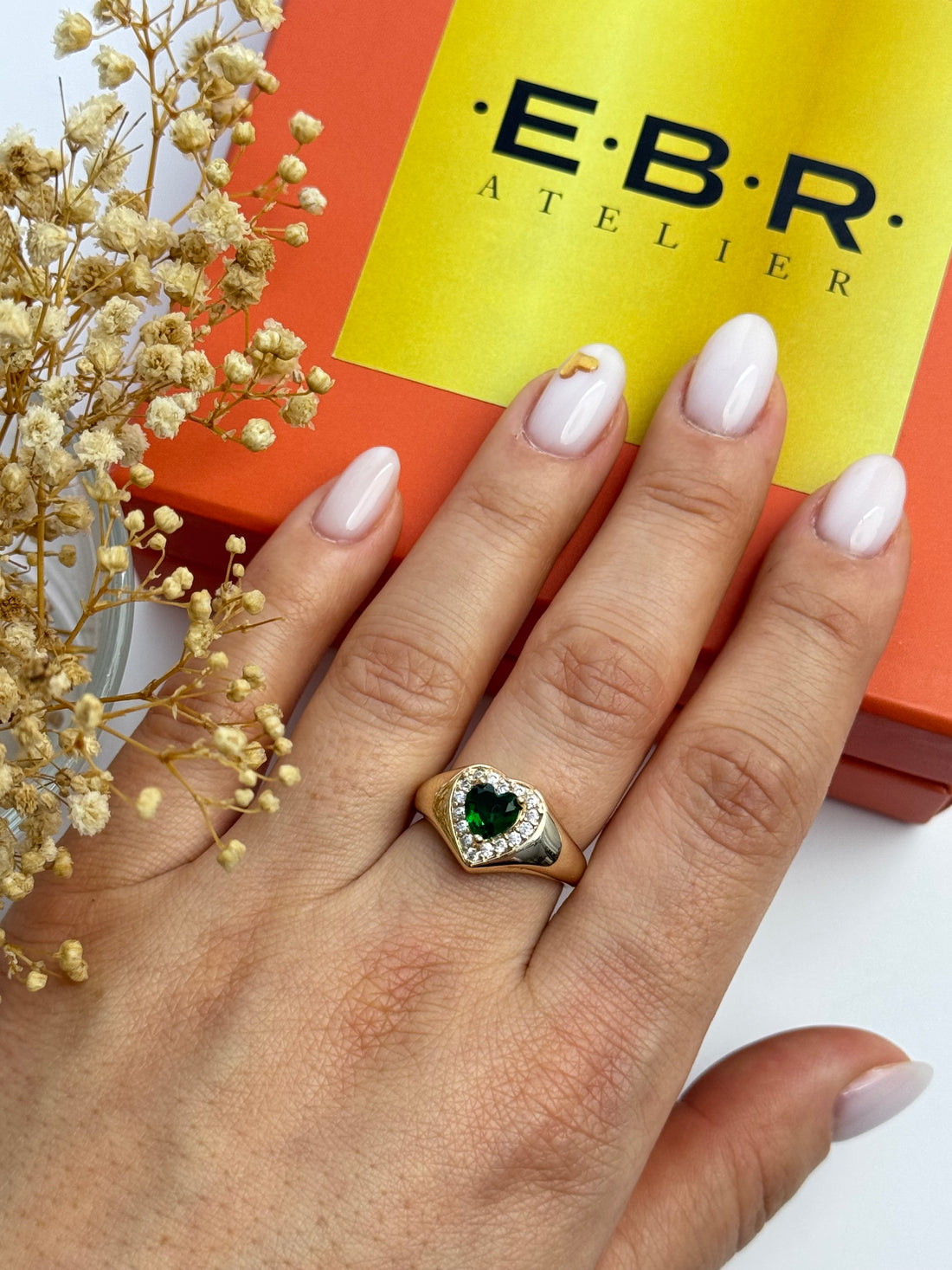 İTHAL YEŞİL TAŞ DETAYLI KALPLİ GOLD AYARLANABİLİR YÜZÜK