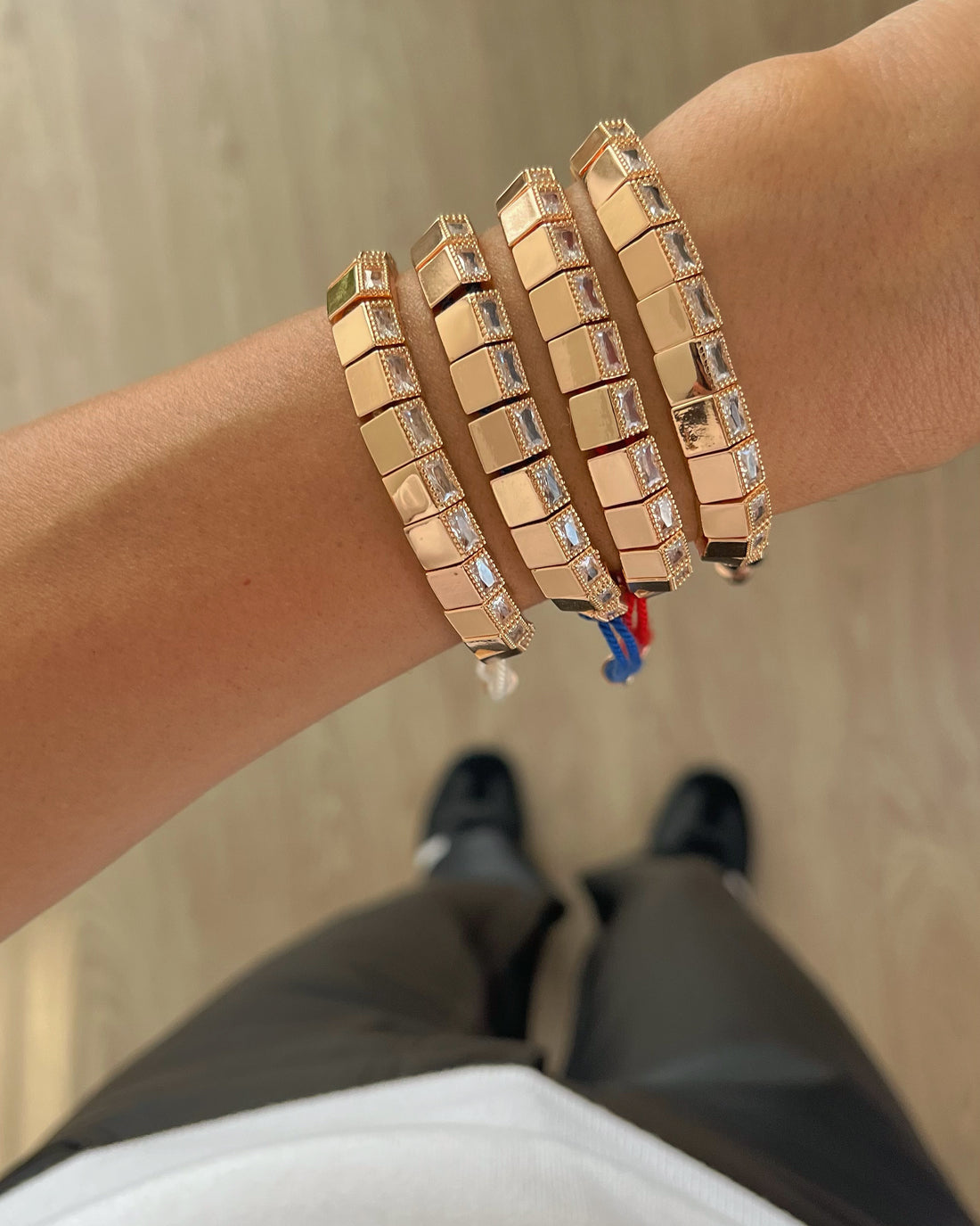 İTHAL TAŞ DETAYLI GOLD SİYAH İPLİ BİLEKLİK