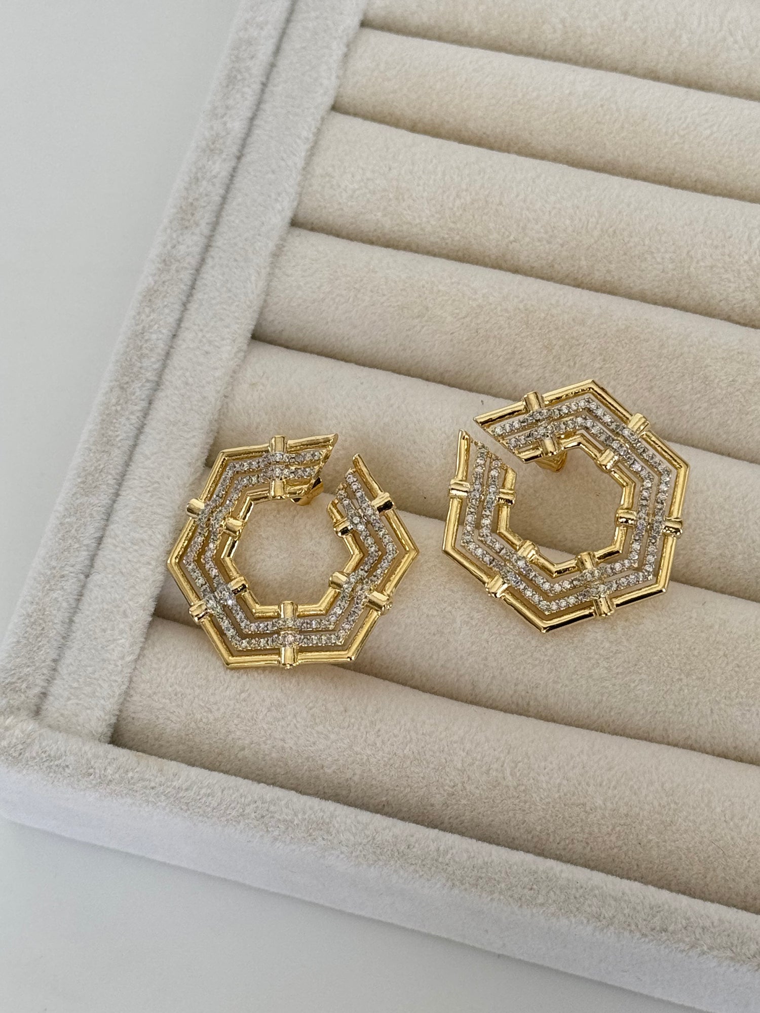 İTHAL TAŞLI ALTIGEN GOLD KÜPE