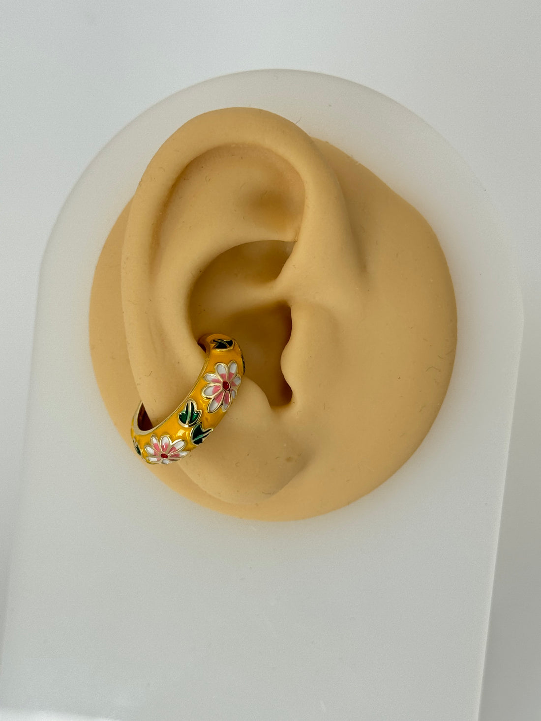 MİSA SARI MİNELİ ÇİÇEK DETAYLI KIKIRDAK KÜPE EARCUFF