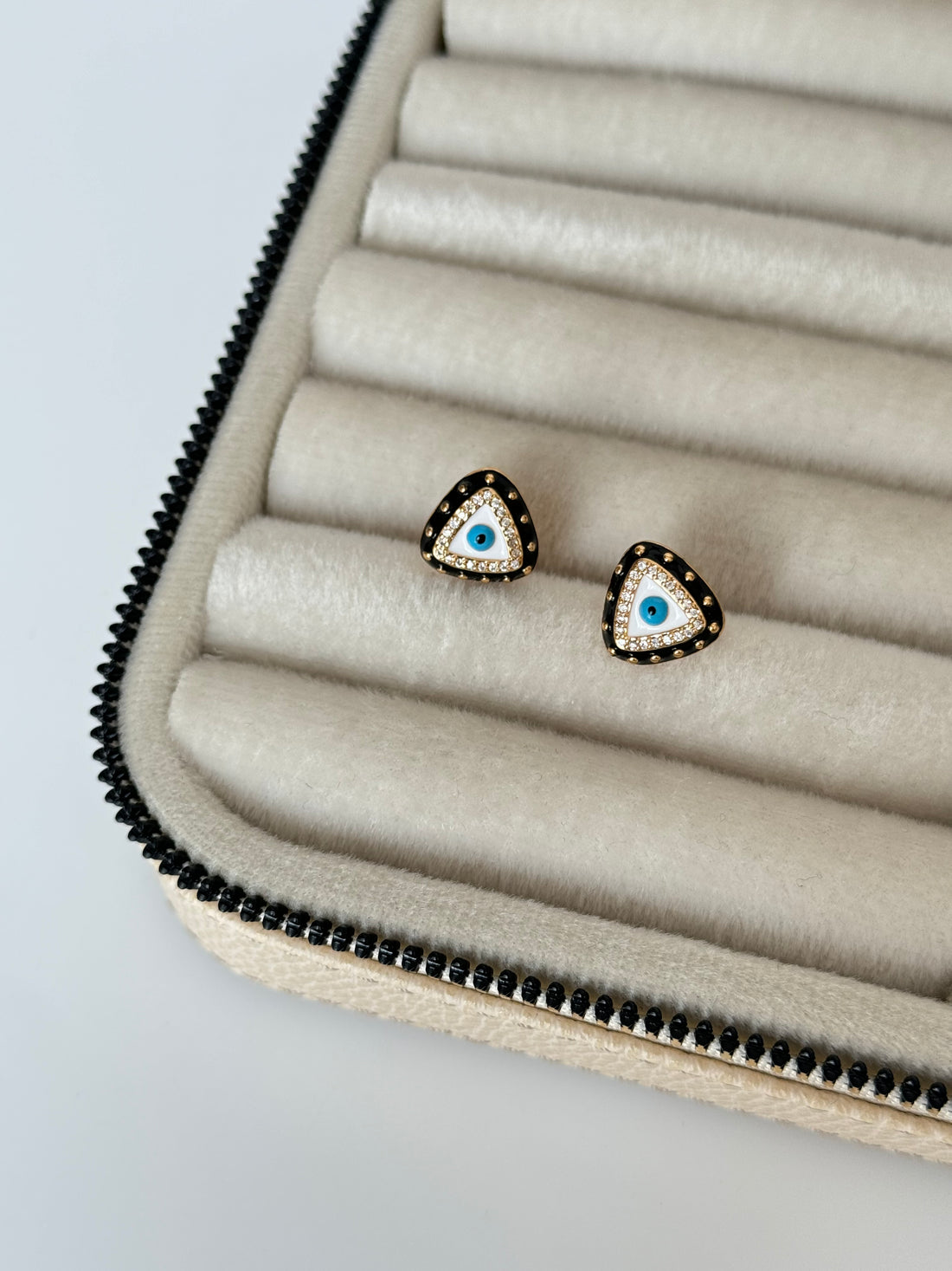 İTHAL ÜÇGEN DETAYLI SİYAH GÖZLÜ KÜPE