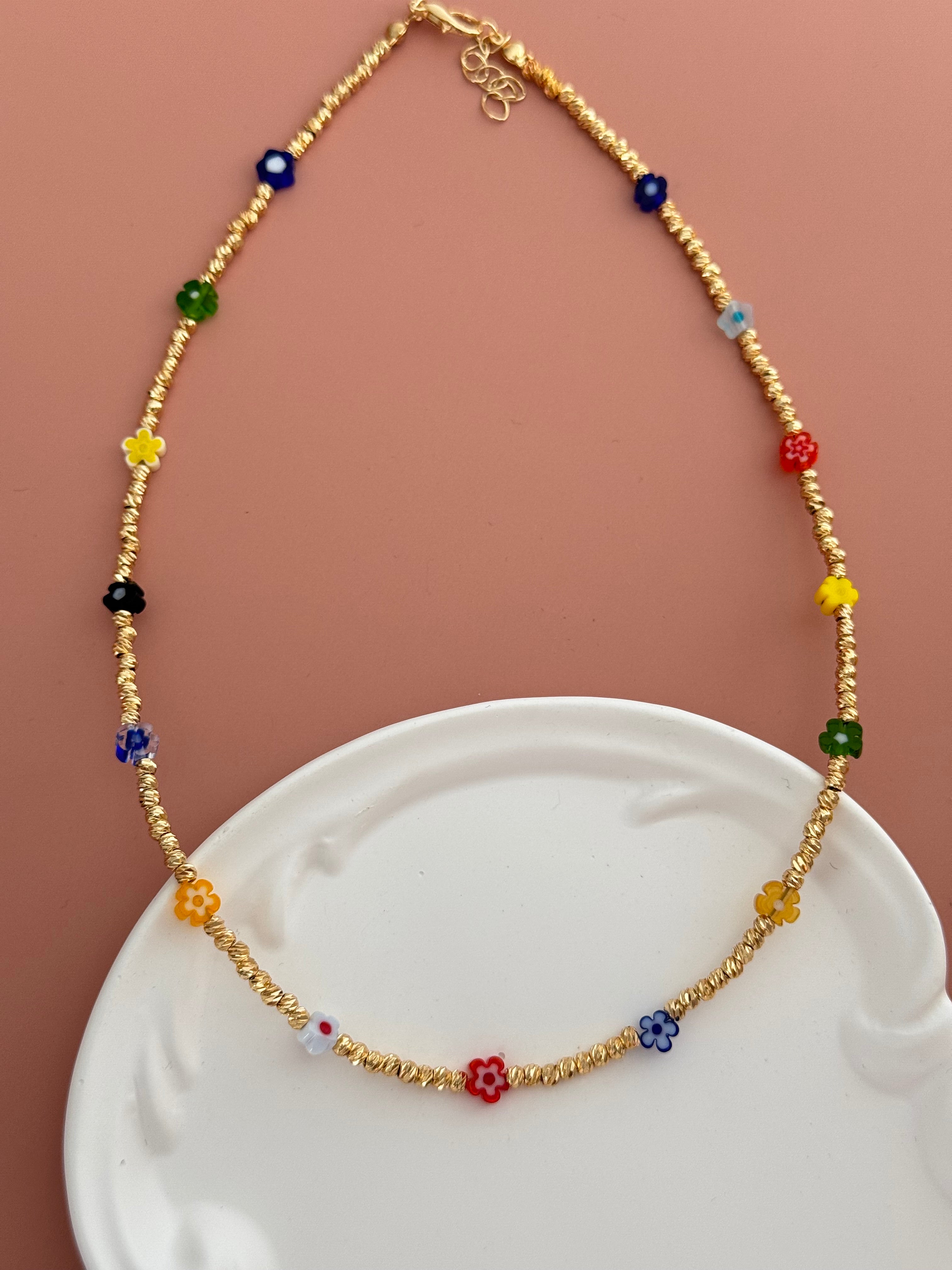 NAVİ RENKLİ ÇİÇEKLİ ALTIN KAPLAMA DETAYLI KOLYE