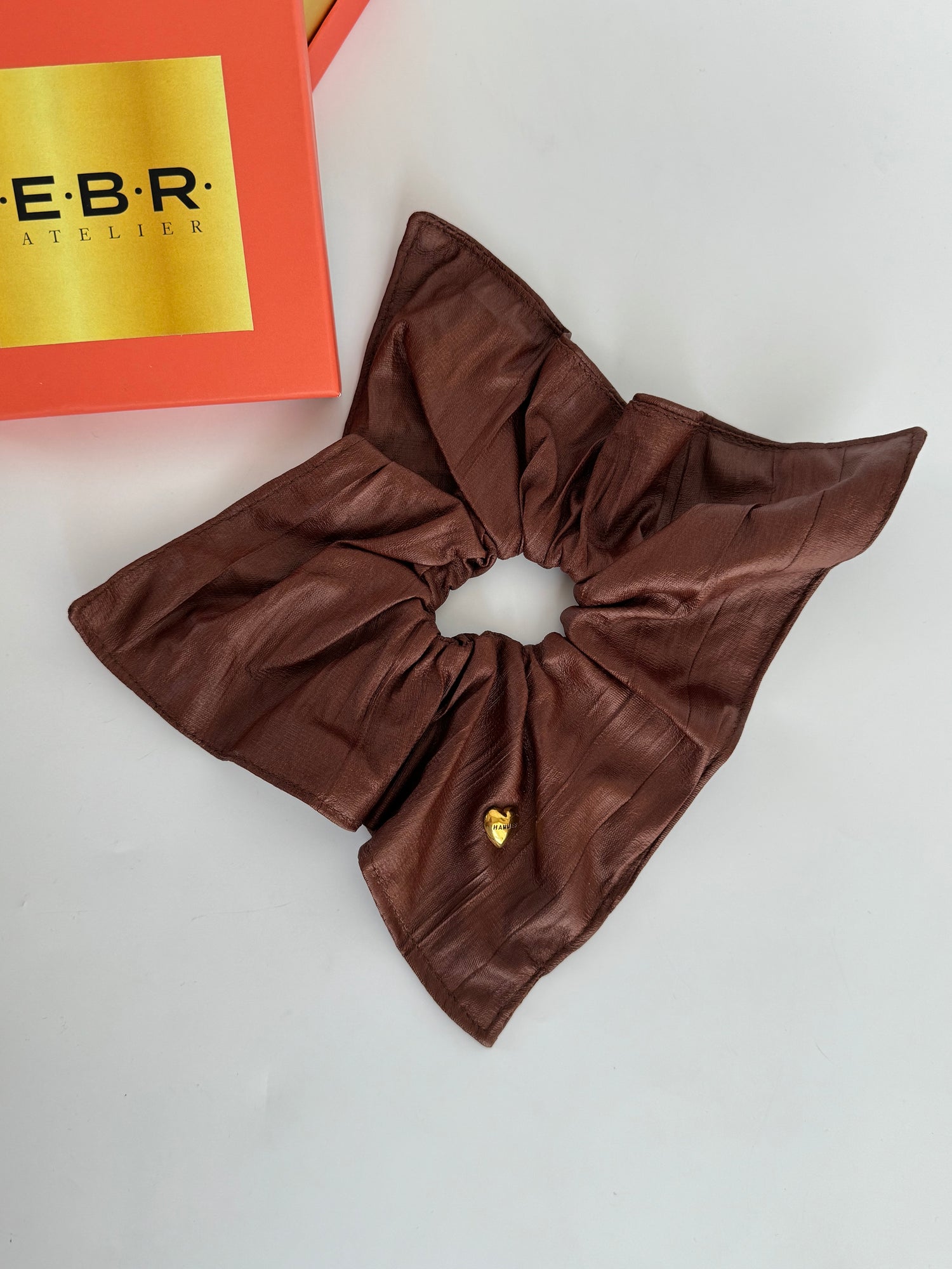 İTHAL DERİ GÖRÜNÜMLÜ KARE FORM KAHVERENGİ LASTİK TOKA