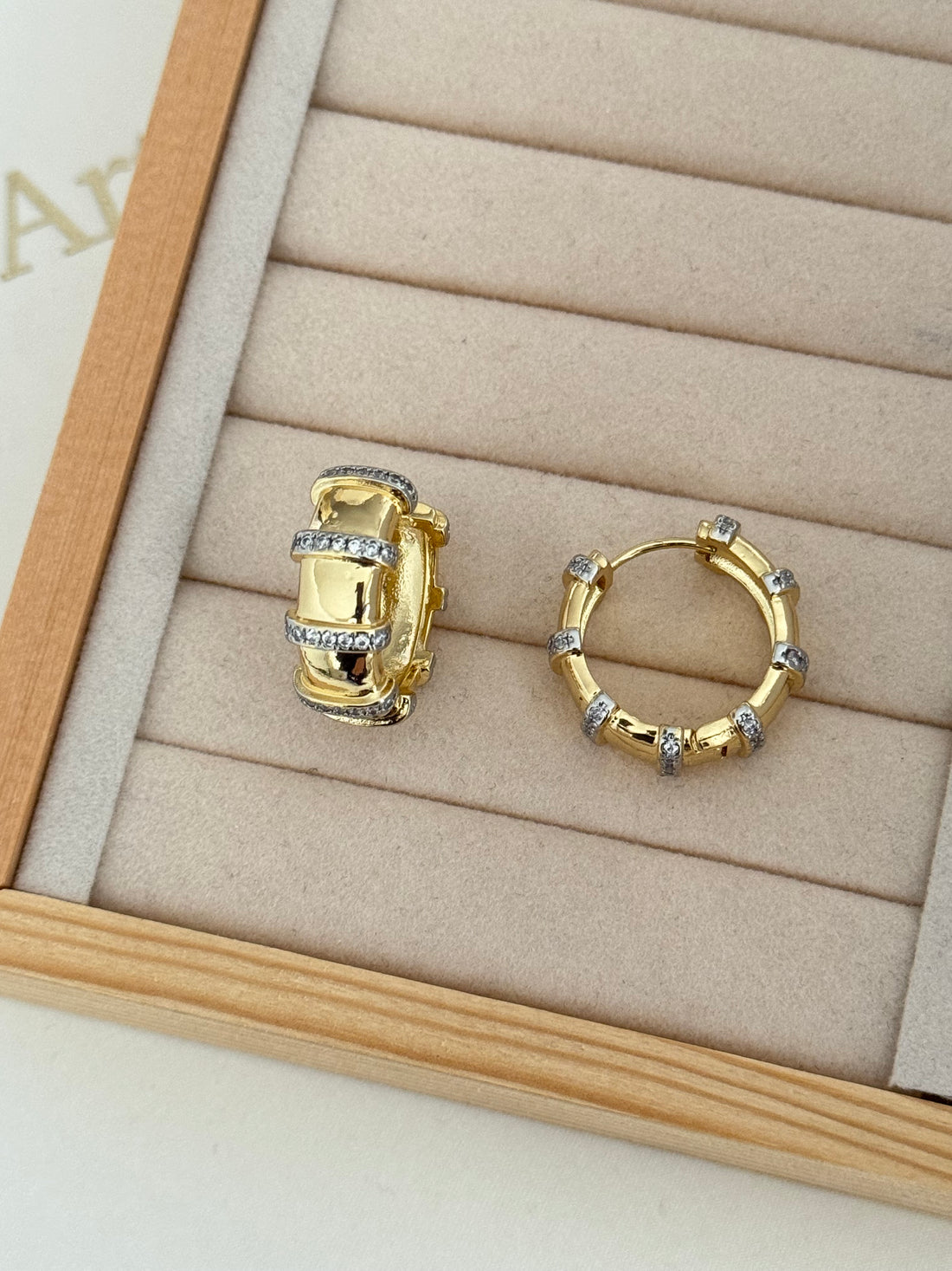 ELVİA TAŞ DETAYLI GOLD HALKA KÜPE