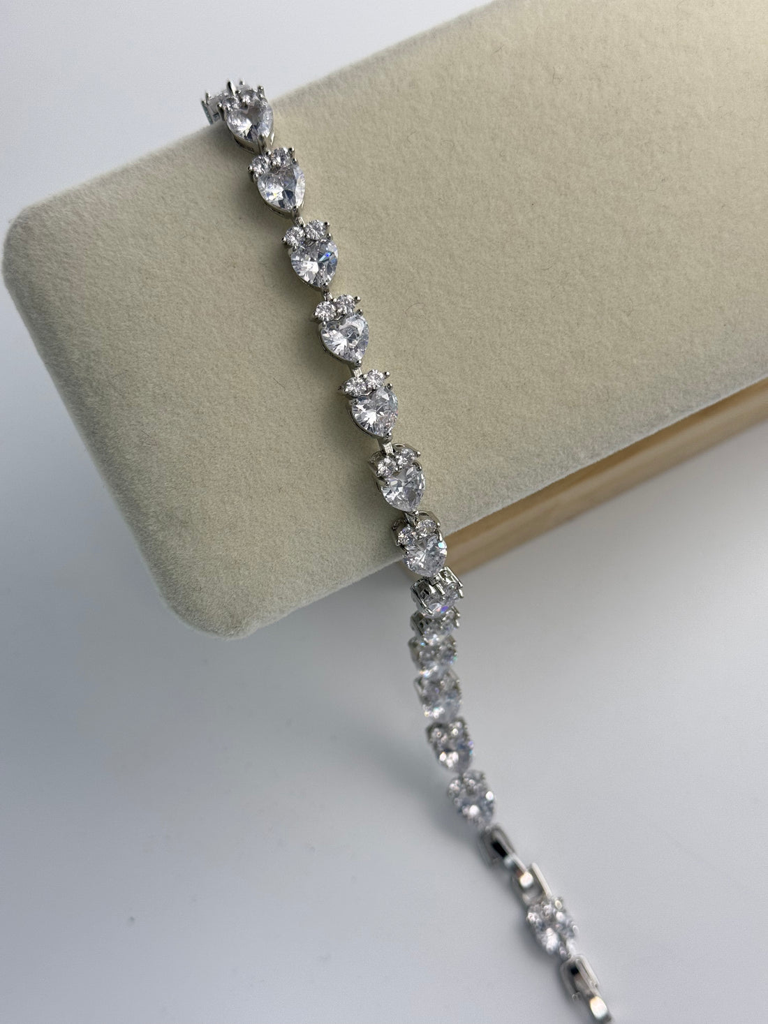 İTHAL ZİRKON TAŞLI ÇİLEK DETAYLI BİLEKLİK