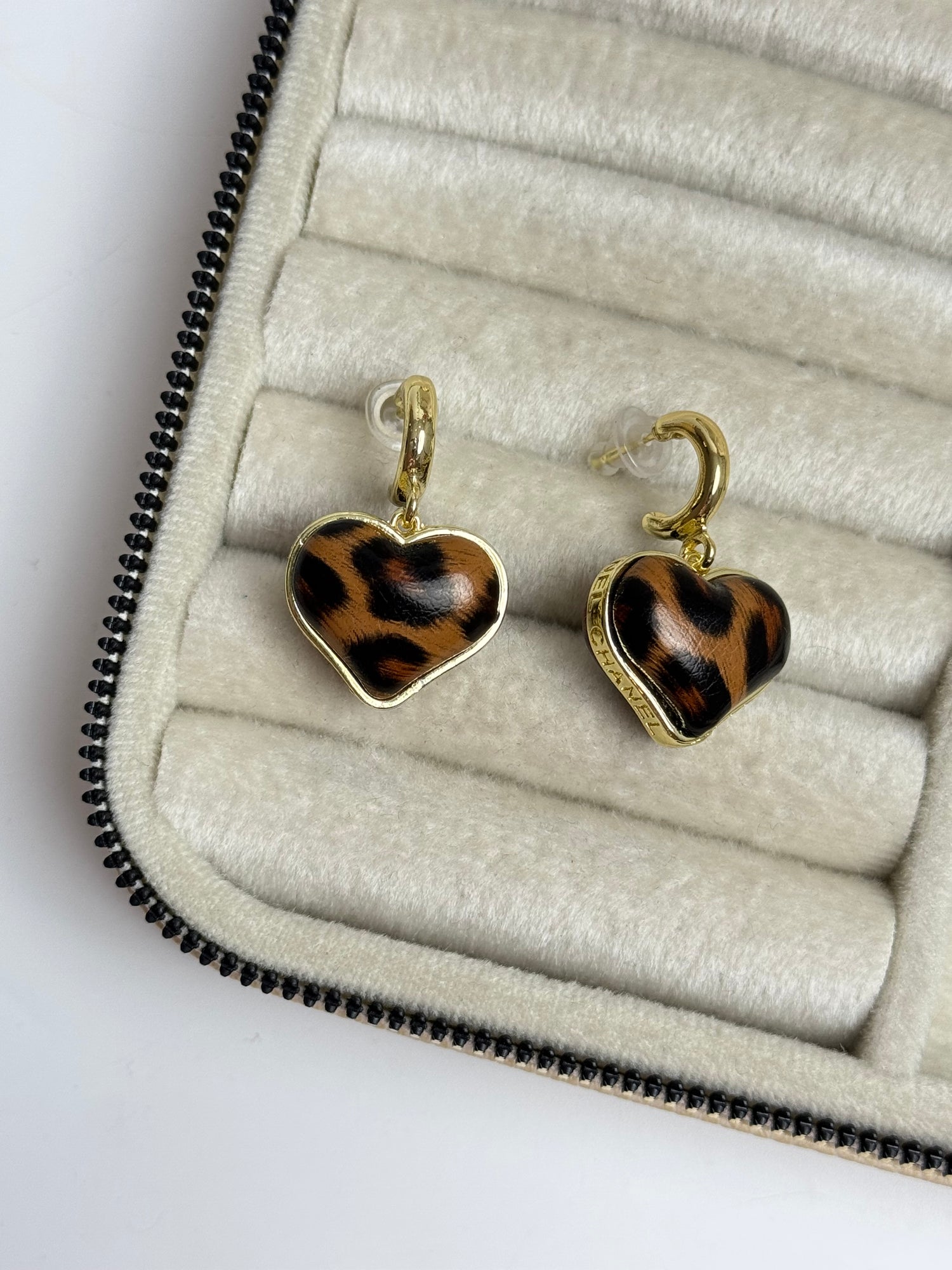 İTHAL LEOPAR KALPLİ MARKA MODEL KÜPE