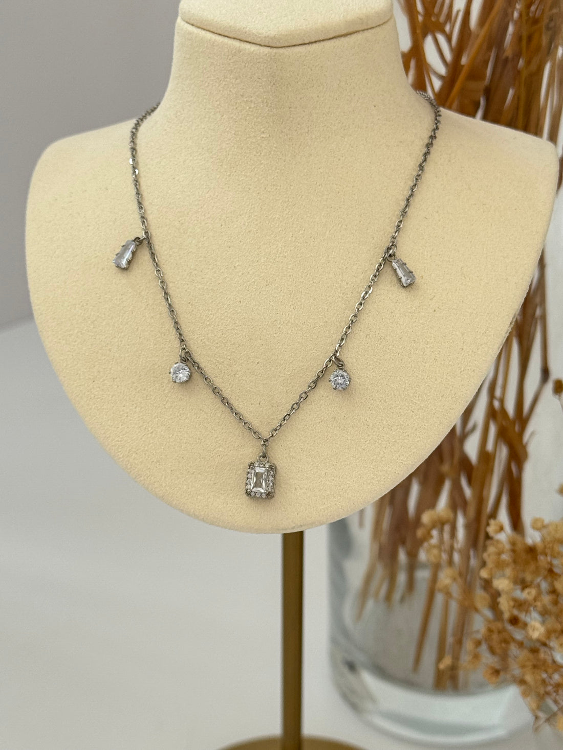 İTHAL BAGET TAŞ DETAYLI SİLVER CHOKER KOLYE VE KÜPE SETİ