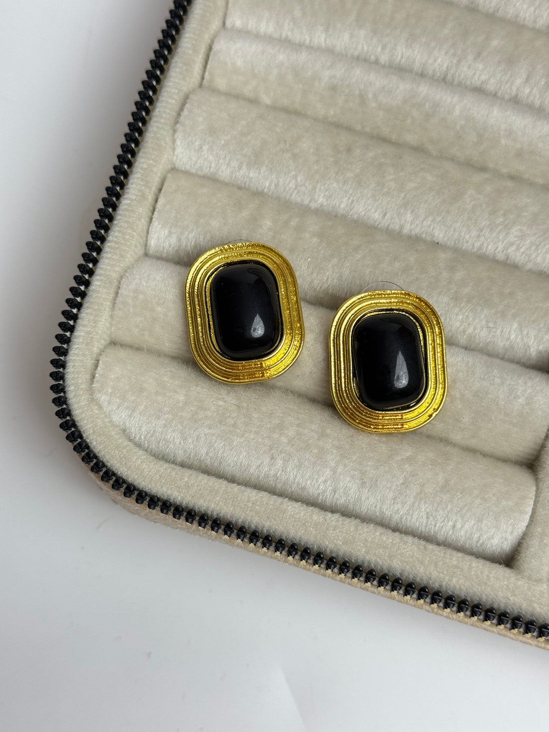 İTHAL SİYAH TAŞLI VİNTAGE MARKA MODEL KÜPE